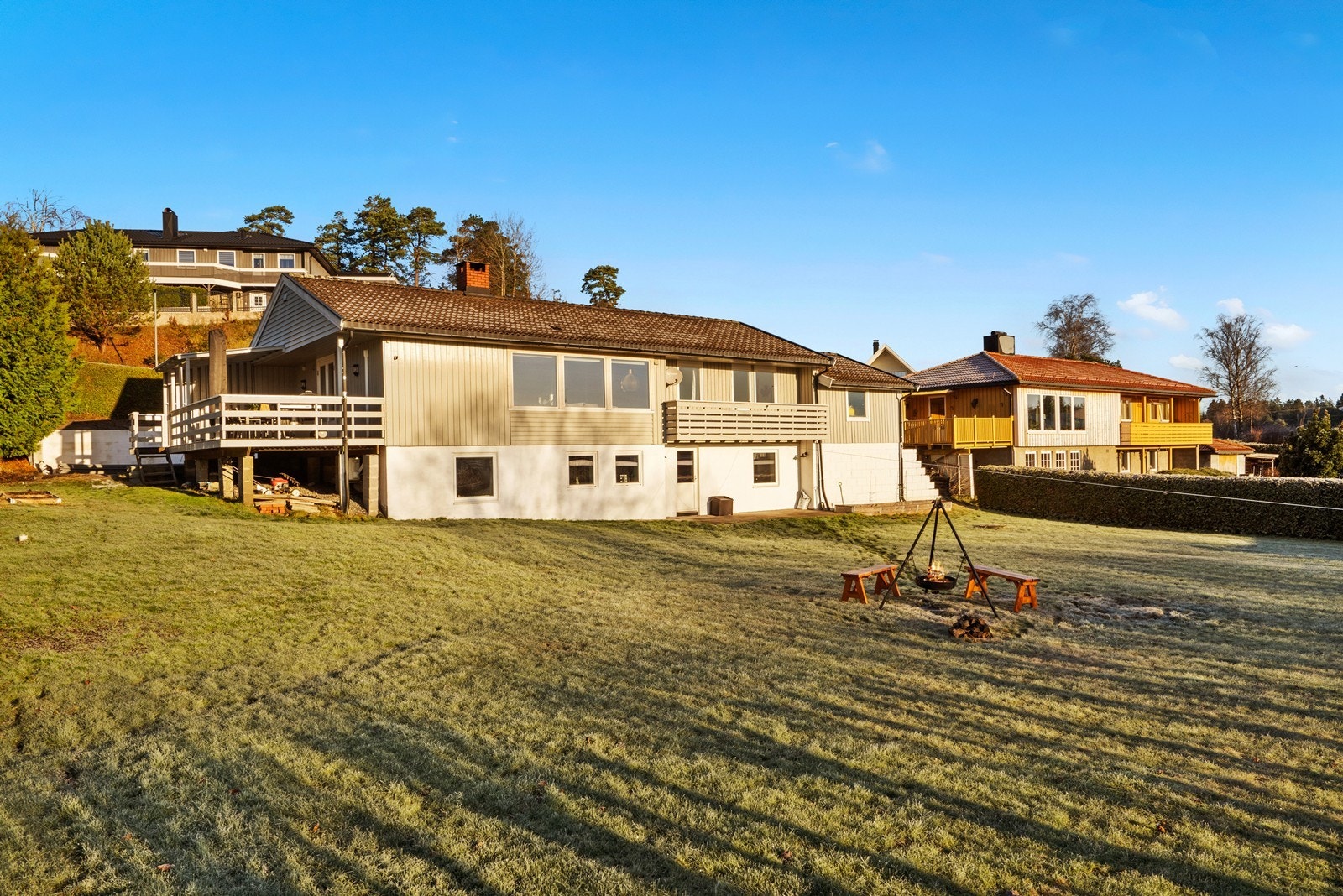 Enebolig med en stor og pent opparbeidet hage. Galleribilde