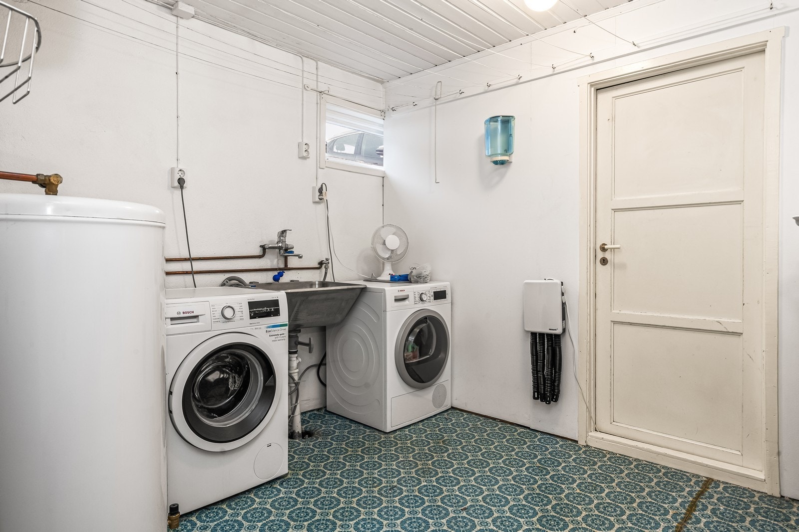 Separat vaskerom med opplegg for vaskemaskin og tørketrommel. Galleribilde