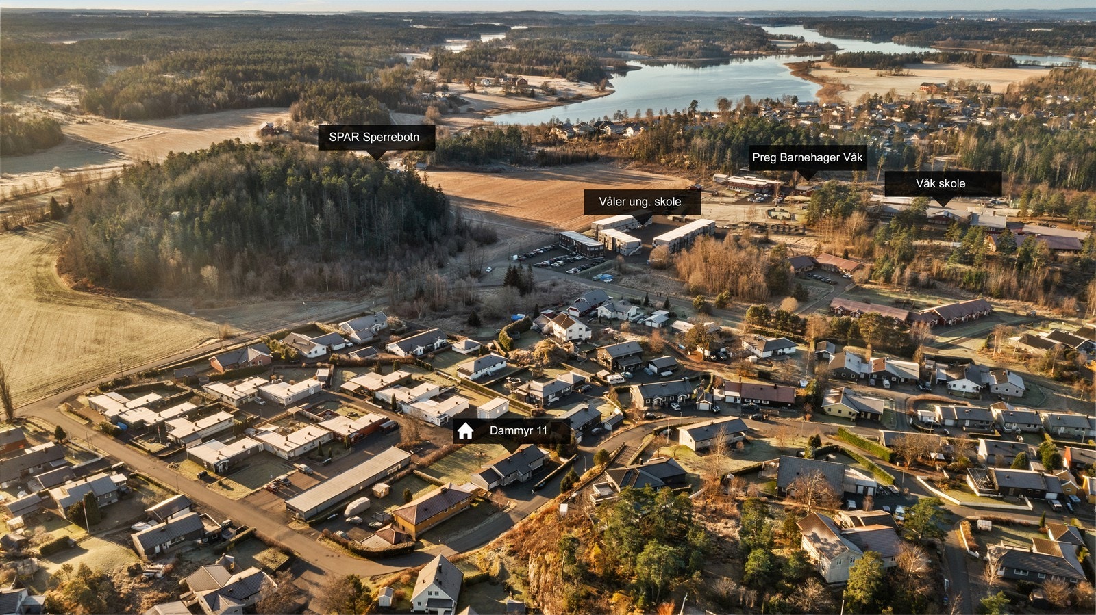 Oversiktskart som viser beliggenhet i forhold til skoler, barnehage og butikk. Galleribilde