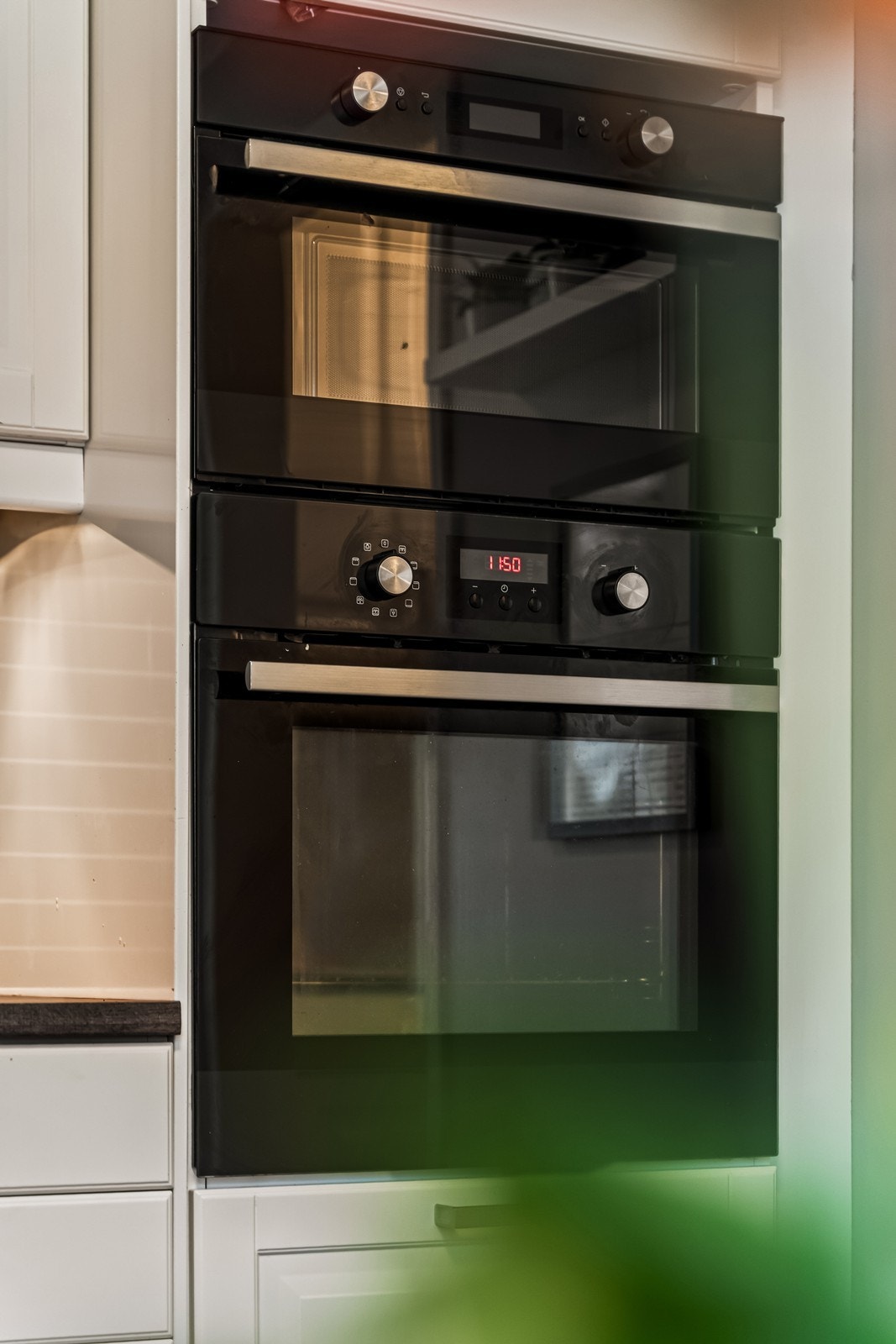 Integrert stekeovn og mikrobølgeovn i praktisk arbeidshøyde. Galleribilde