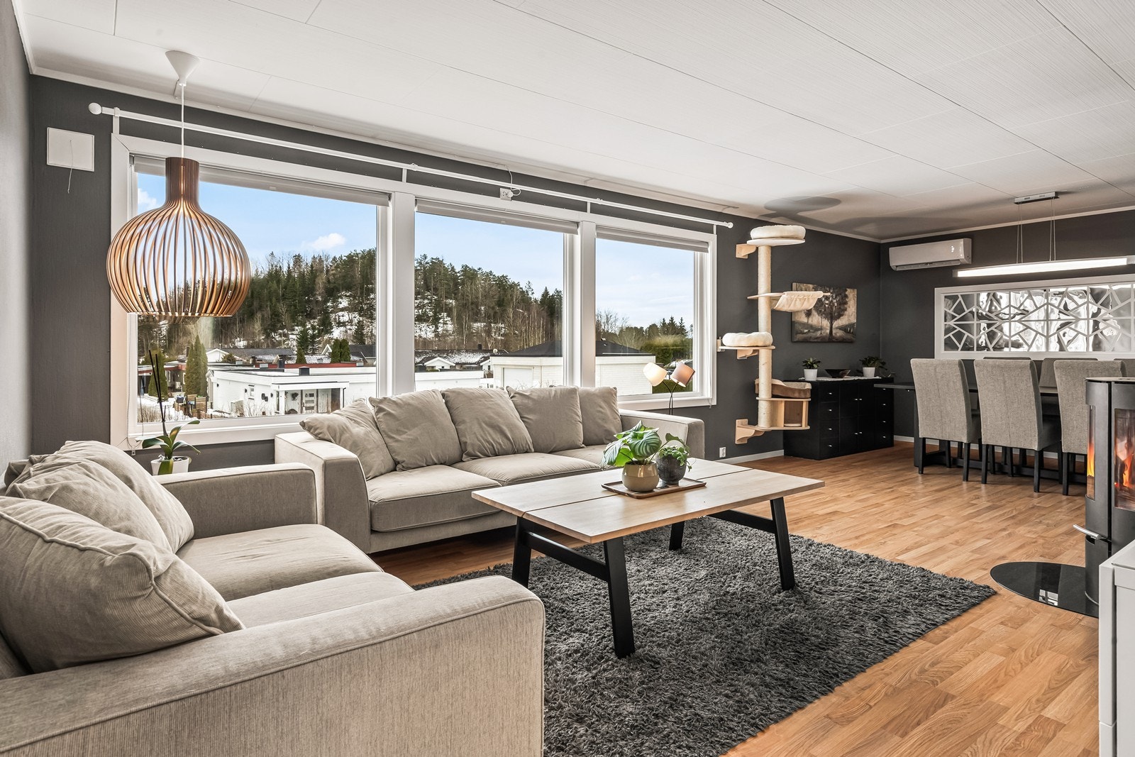 Den åpne løsningen gir en god flyt mellom stue og spisestue. Galleribilde