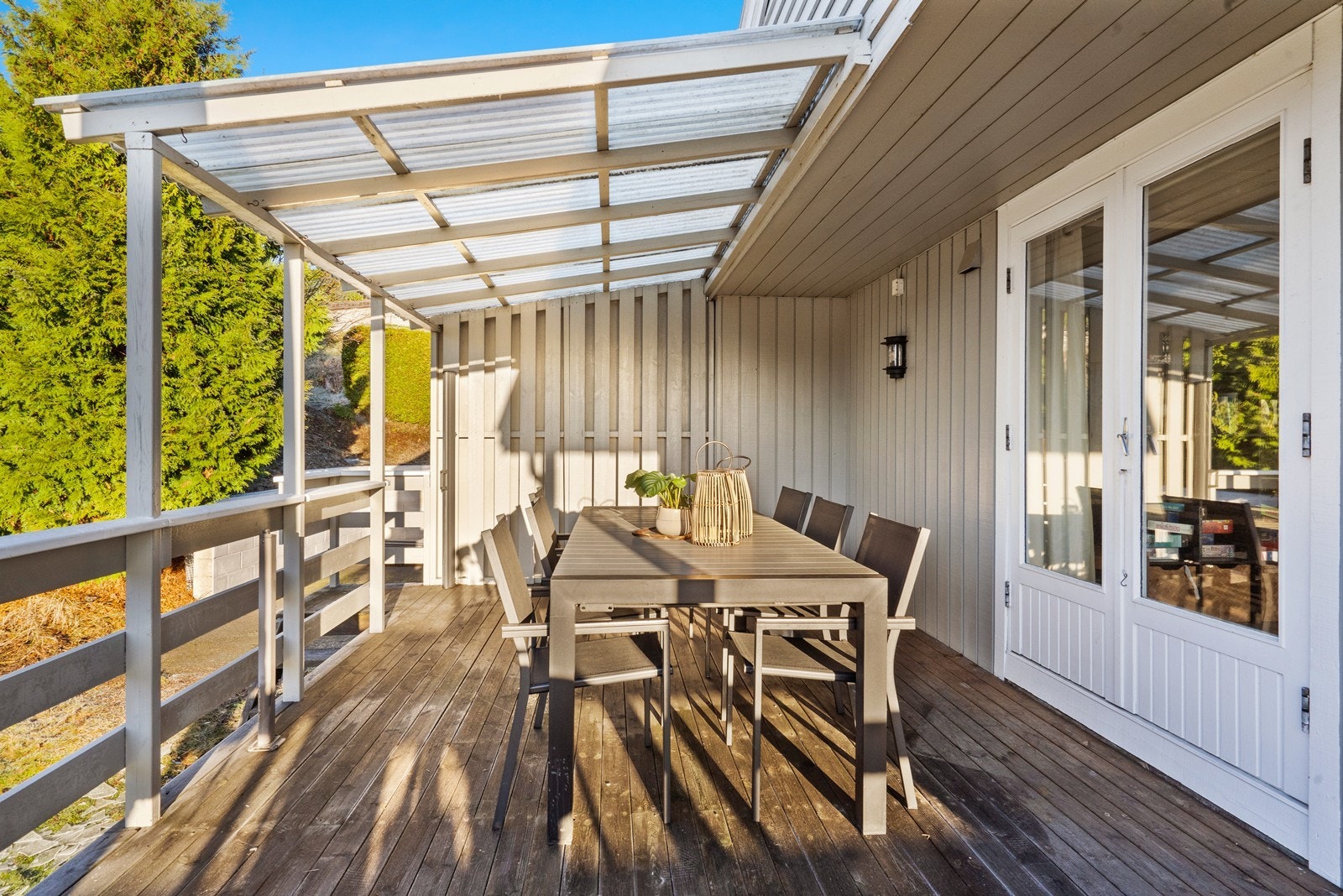 En skjermet og hyggelig uteplass med tak. Galleribilde