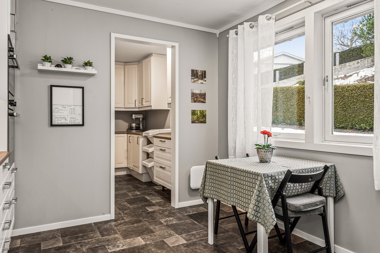 Vinduer på kjøkkenet gir godt med arbeidslys. Galleribilde