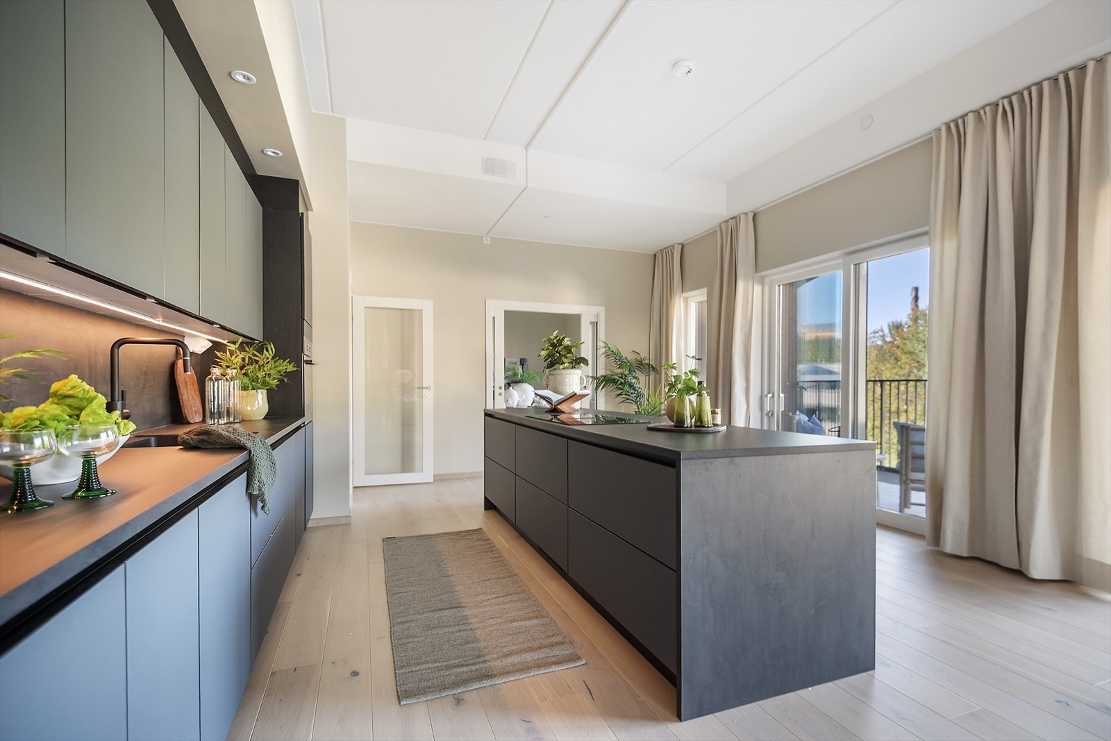 Fra kjøkkenet er det utgang til overbygget balkong på neste 30 kvm med sol fra tidlig ettermiddag. Deler av balkongen er innglasset som forlenger utesesongen både vår og høst. Galleribilde