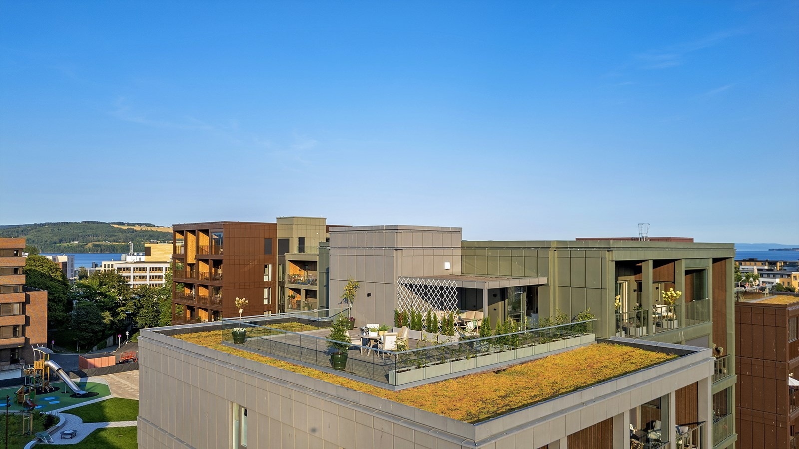 Lekker toppleilighet med privat takterrasse og 2 garasjeplasser Galleribilde