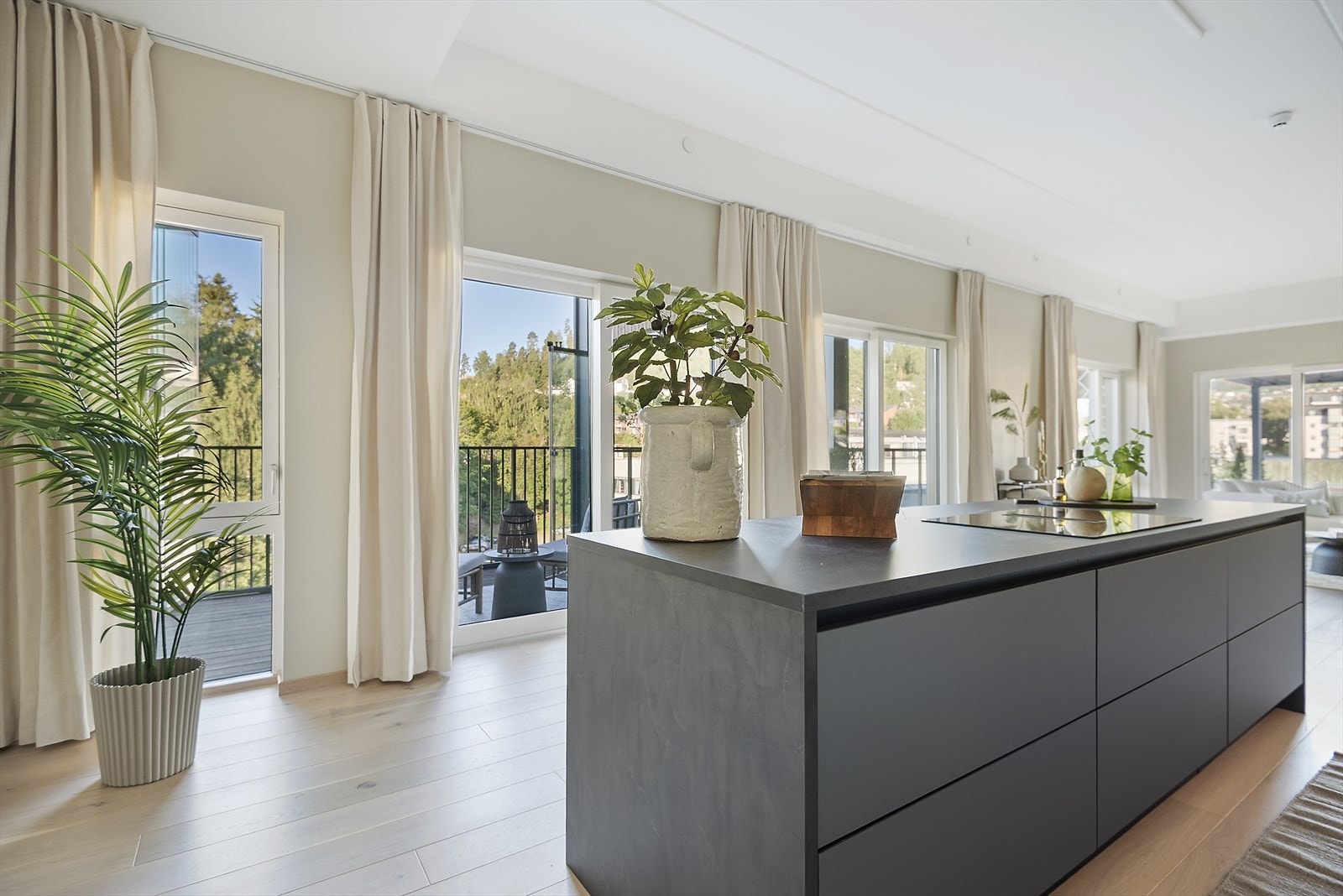 Leiligheten har en meget god planløsning, masse lys og luft, samt unike uteplasser Galleribilde