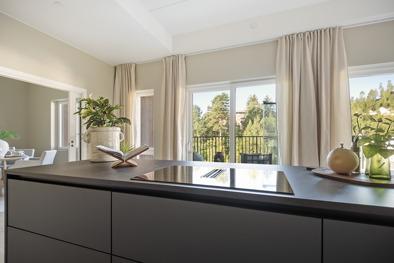 God kjøkkenøy med stekeplate med integrert avtrekk. Galleribilde