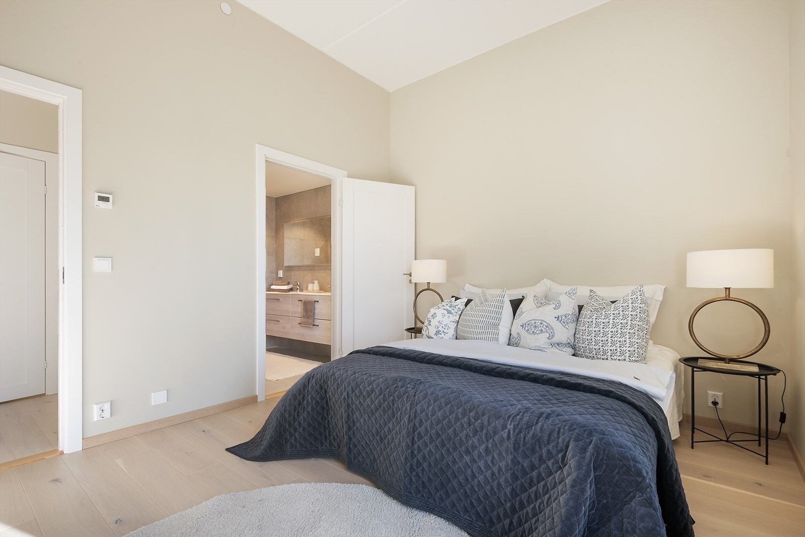 Hovedsoverommet har adkomst direkte til sitt private baderom. Galleribilde