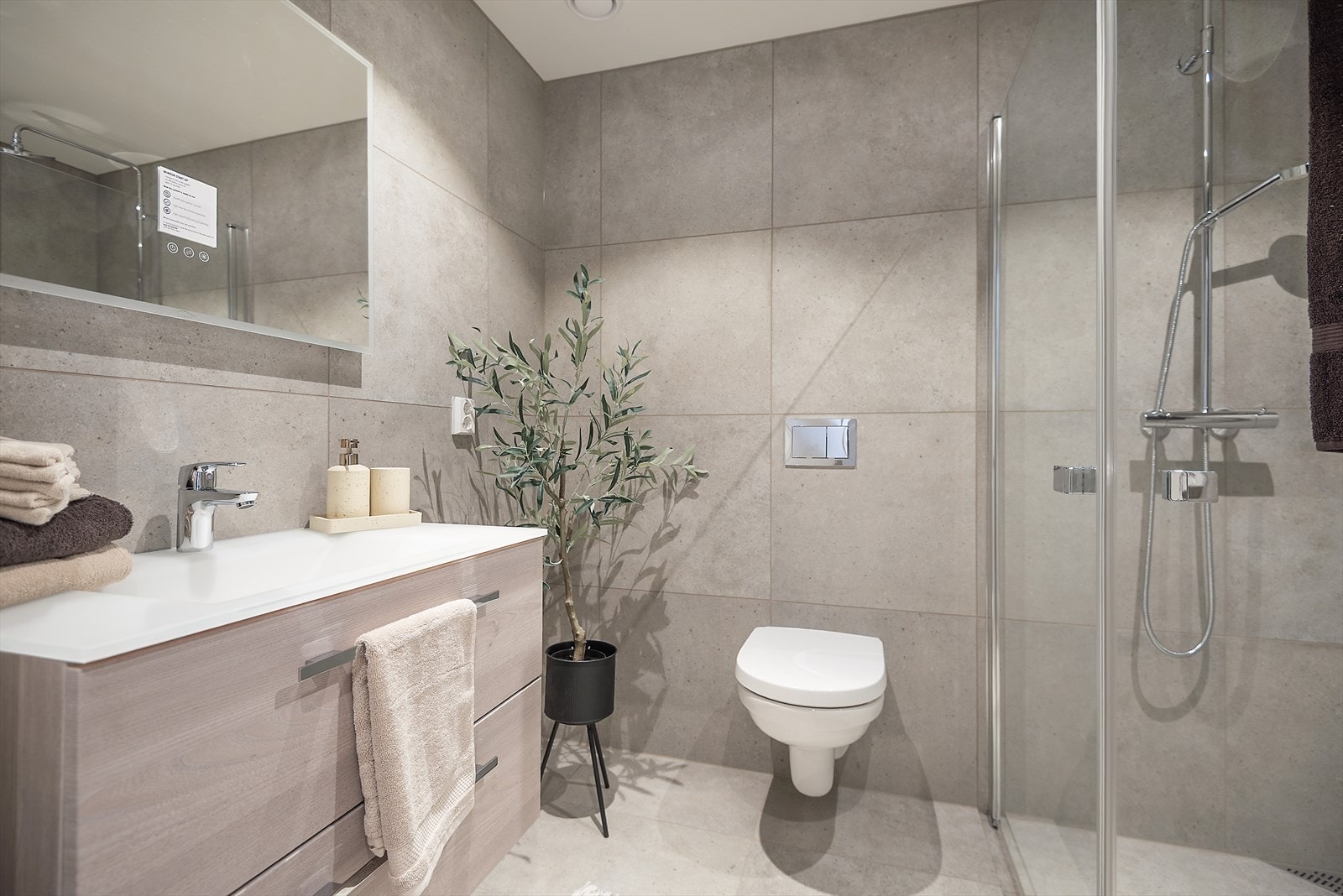 Delikat gjestebad med pen moderne innredning. Galleribilde