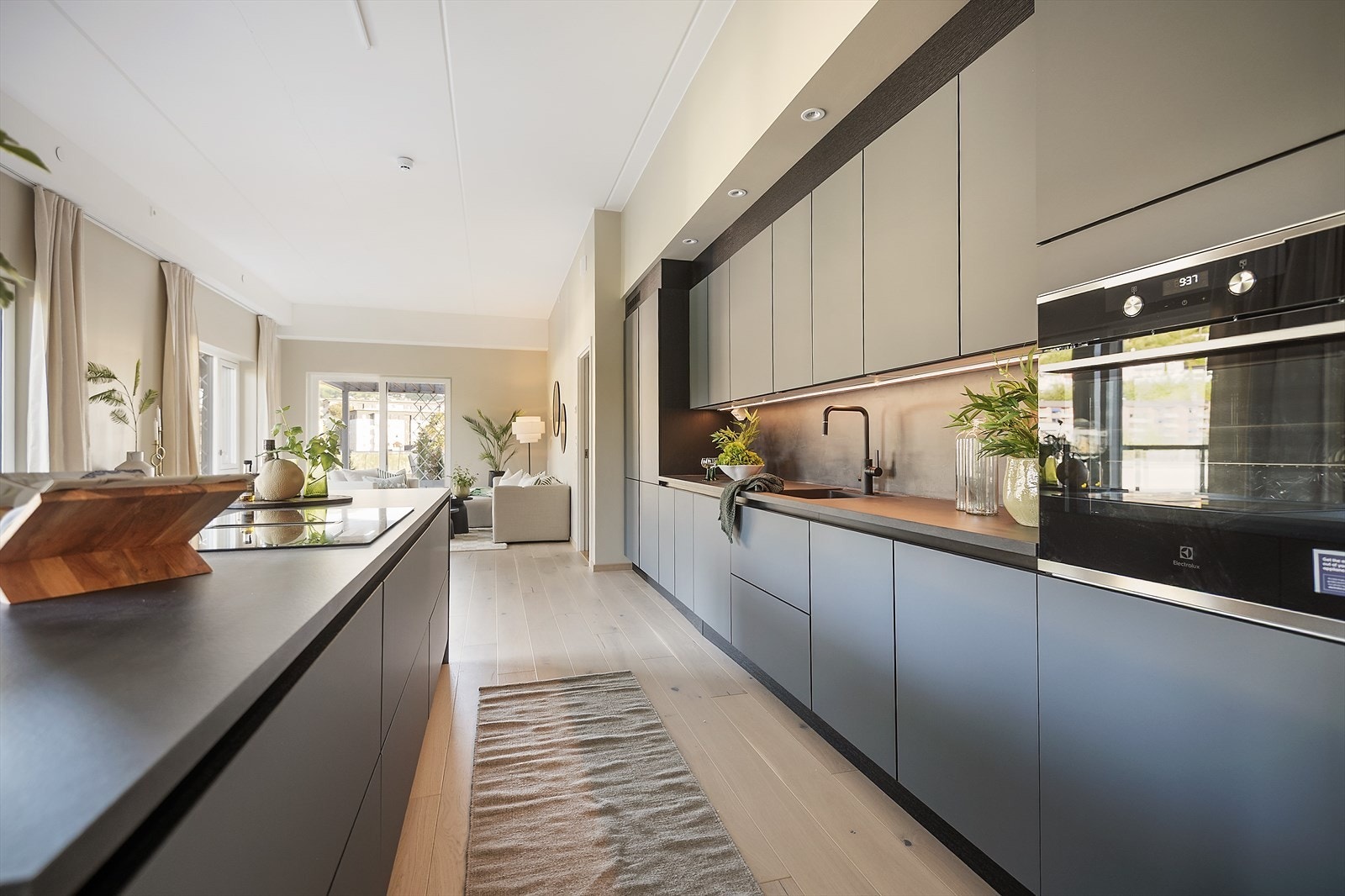 Lys og innbydende leilighet med store vindusoverflater, ekstra takhøyde og fantastiske uteplasser! Galleribilde