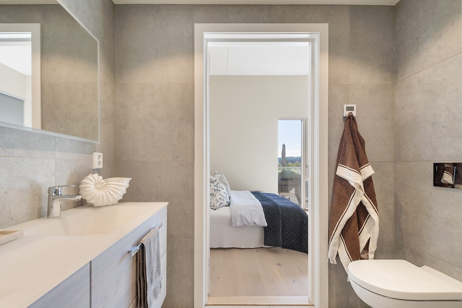 Lekkert baderom i tilknytning til hovedsoverommet. Galleribilde