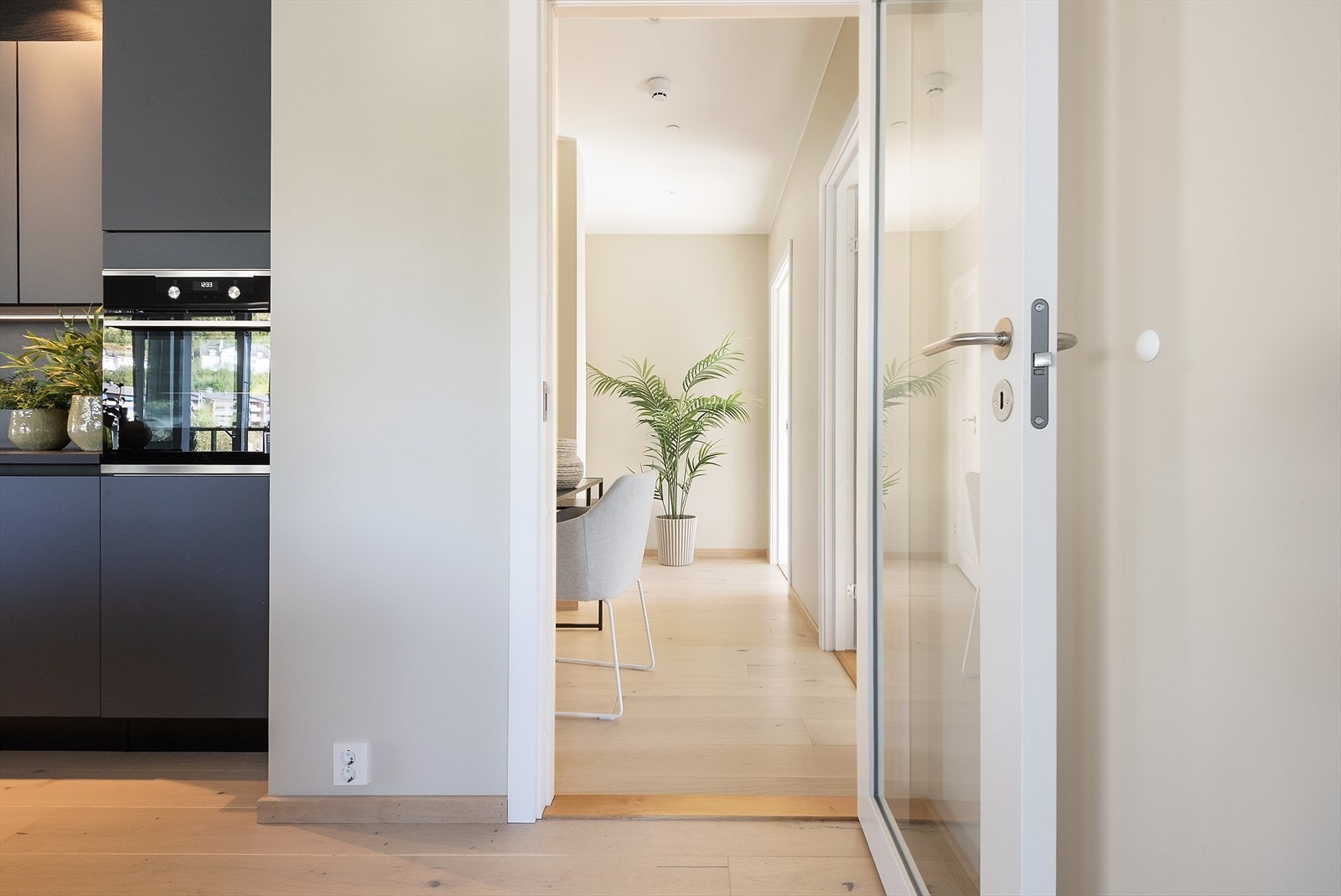 Innenfor stue/kjøkken er den private delen i leiligheten med 2 soverom, bad, vaskerom og gang. Galleribilde