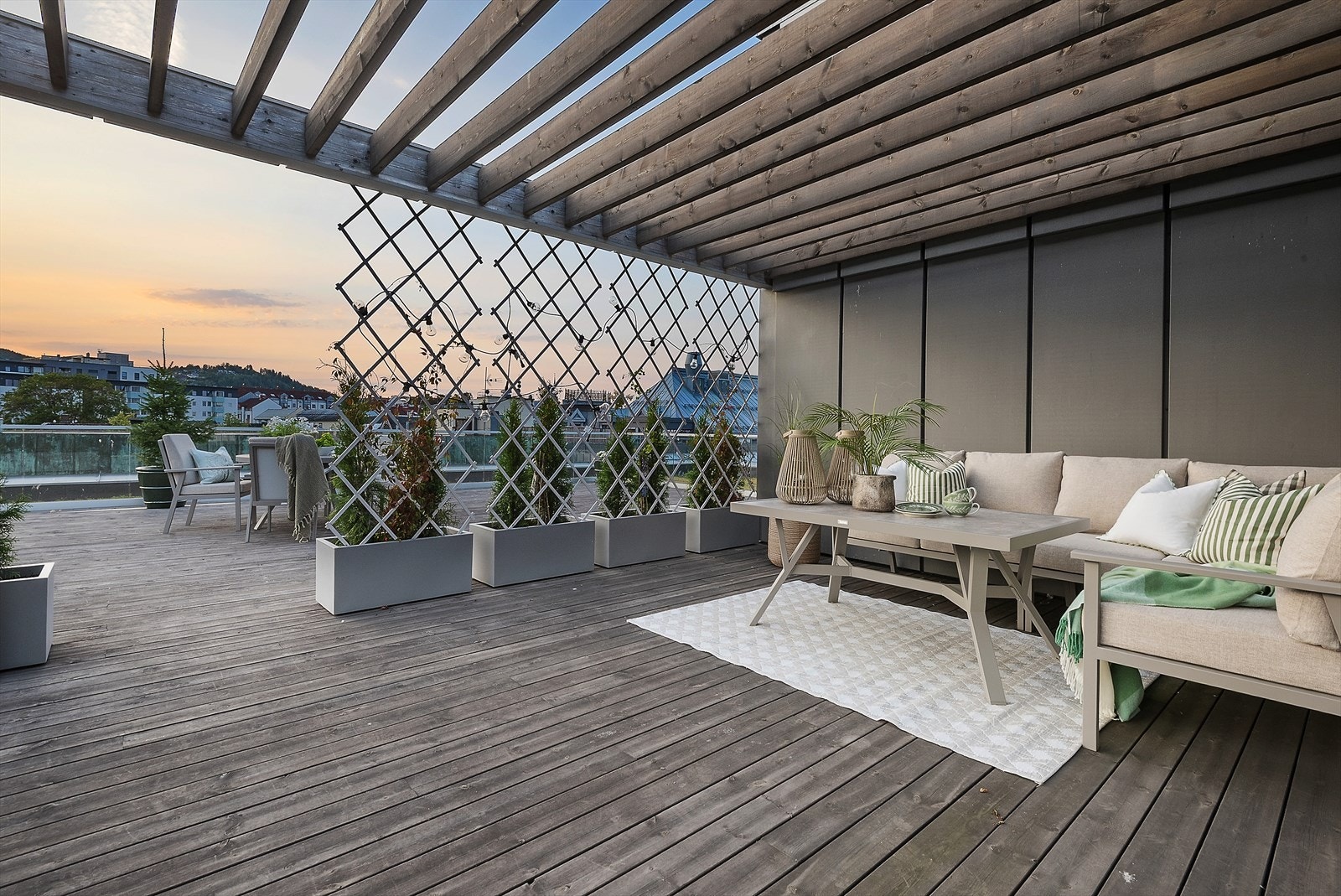 Flott takterrasse hvor man kan skjerme seg helt privat og samtidig ha spennende utsikt mot byens tak. Galleribilde