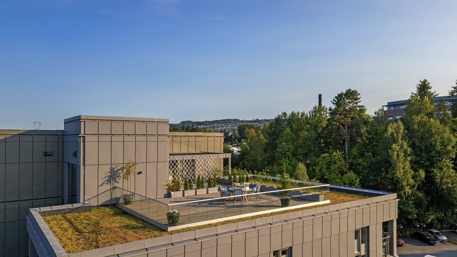 Unik tak terrasse hvor man kan nyte sola fra tidlig morgentimer til sene kveldstimer. Galleribilde