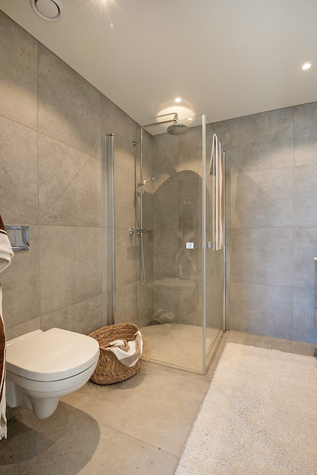 God dusjnisje med takdusj og innfellbare dusjvegger. Galleribilde