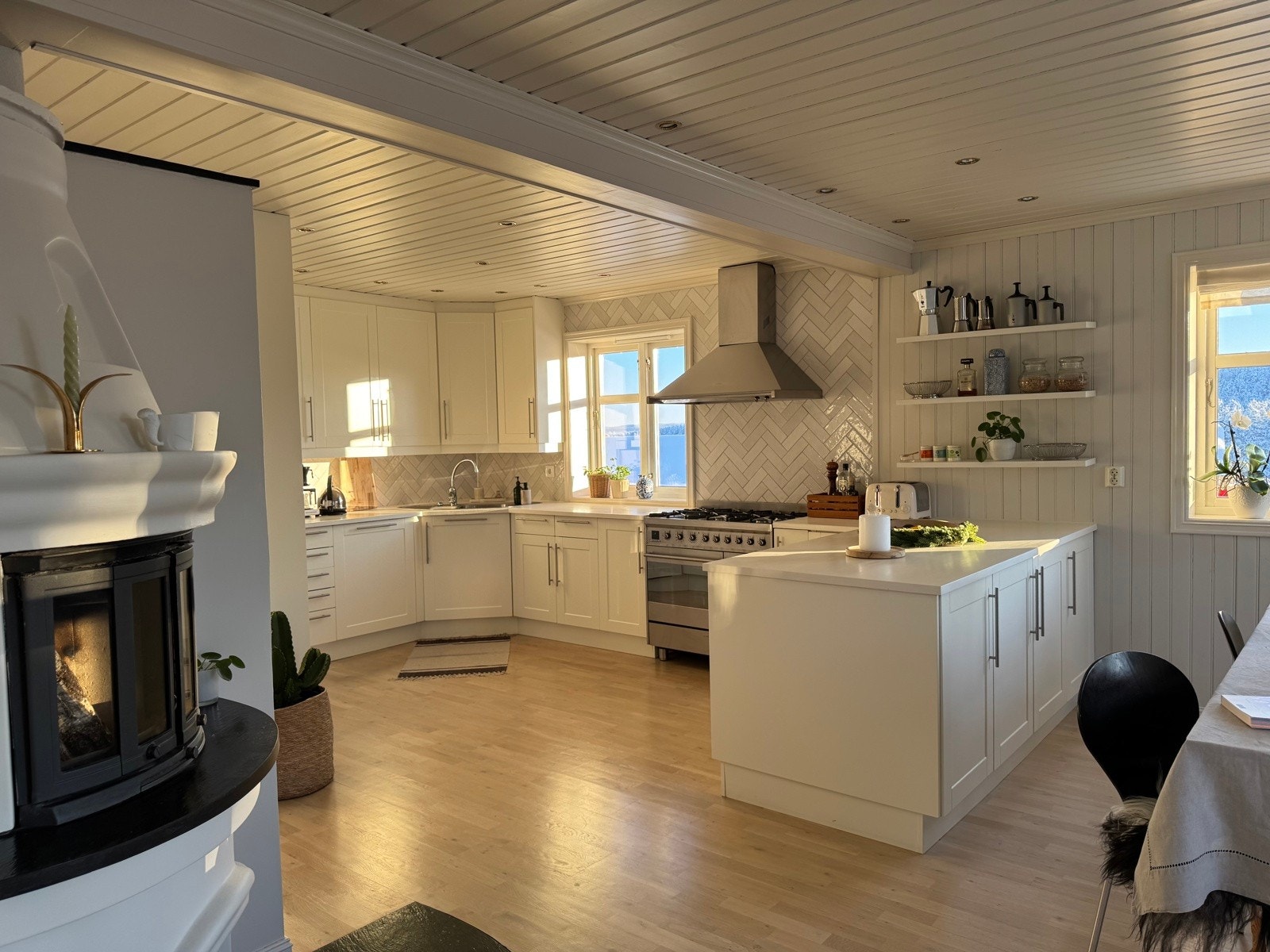 Kjøkkenet er romslig og har en funksjonell utforming (selgers eget bilde). Galleribilde