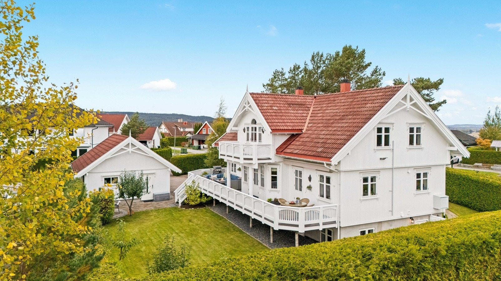 Tomten på 877 m2 har pent opparbeidede uteområder. I forlengelsen av plenen finner du en brostensbelagt, lun krok, skjermet av garasjen. Galleribilde