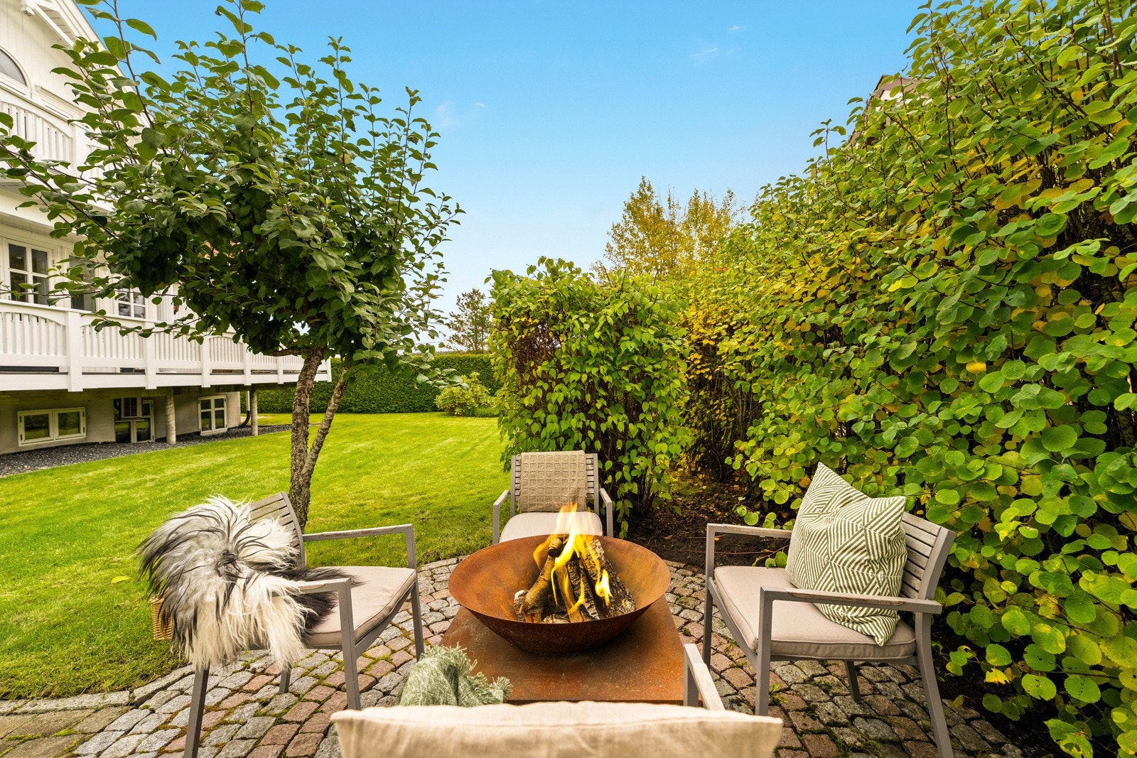 Brostensbelagt uteplass, perfekt for hyggelig bålkos hele året. Galleribilde