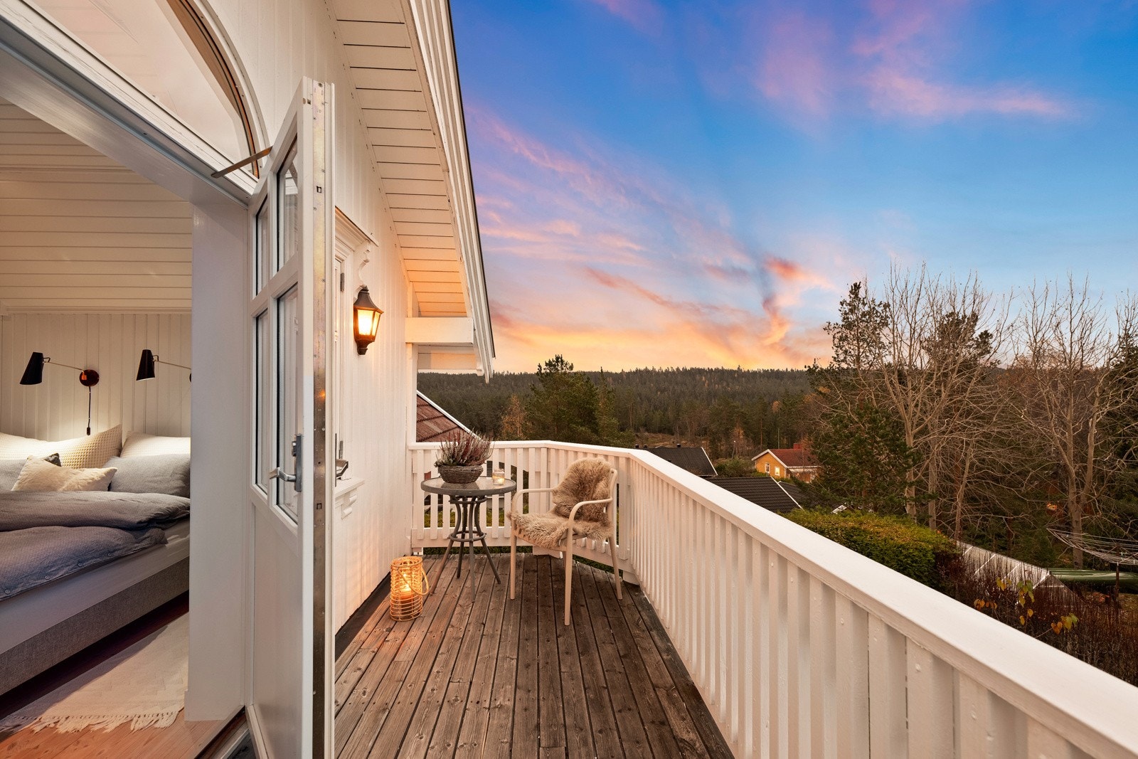Hovedsoverommet har utgang til en balkong, hvor morgenkaffen kan nytes. Galleribilde