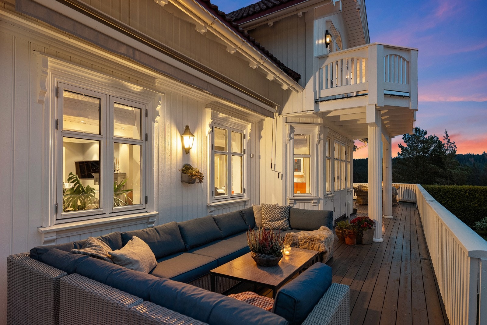 Den store terrassen strekker seg langs kjøkkenet og på to sider av stuen. Galleribilde