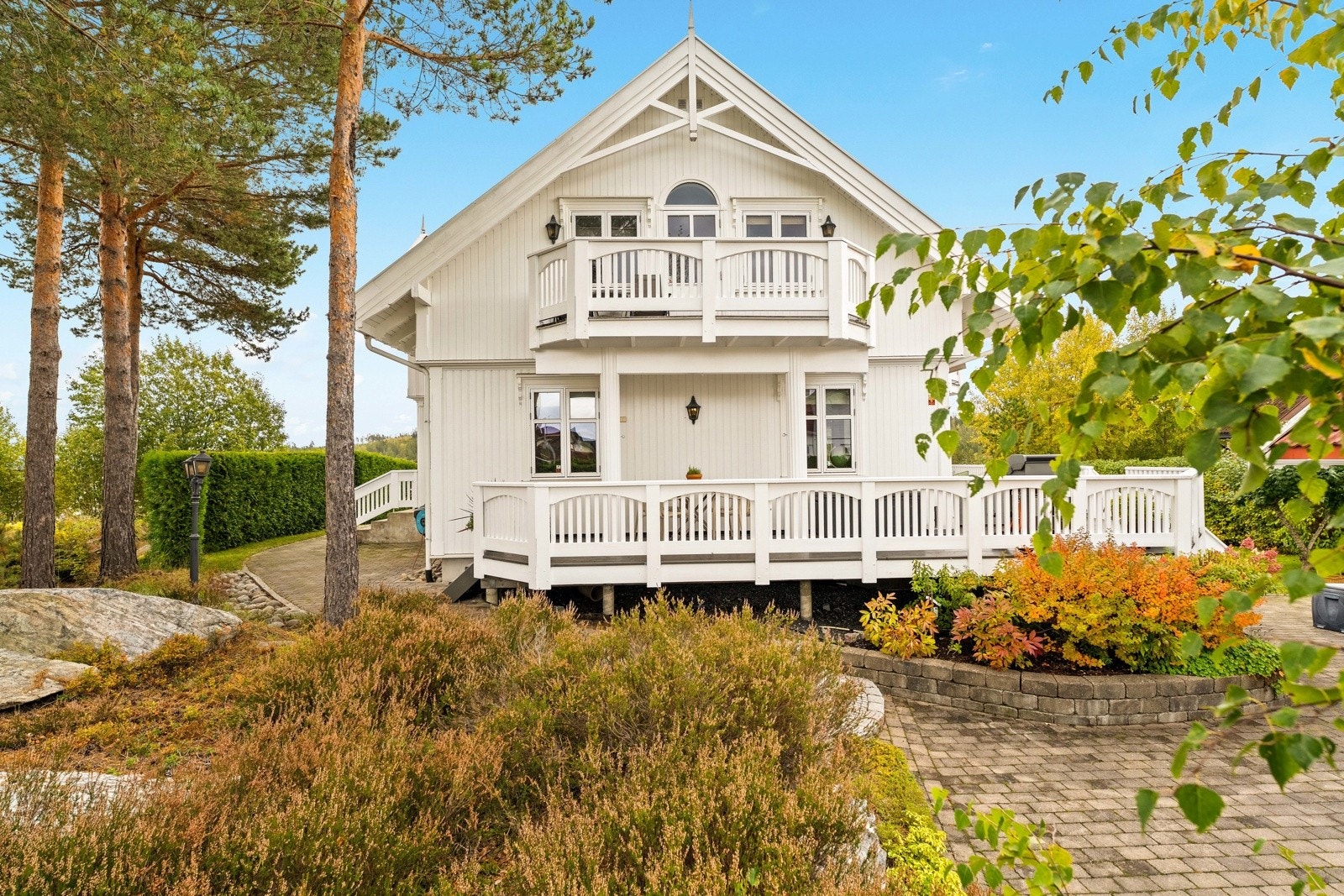 En del av tomten er naturlig bevart med furutrær og lyng, og byr på blåbær og tyttebær i sesong. Galleribilde