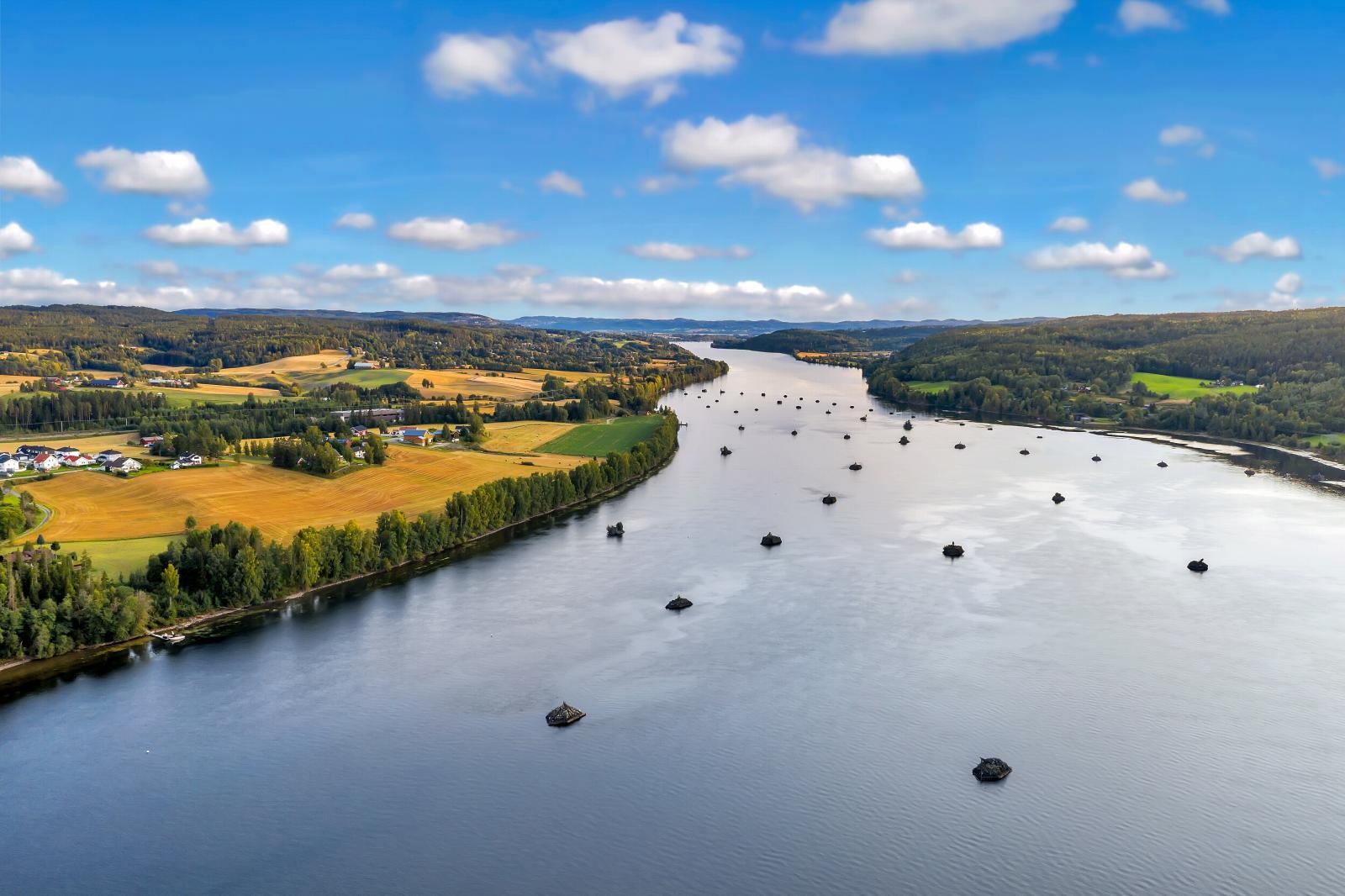 Glomma er seilbar fra Sørumsand til Askim via Øyeren, med seilbar forbindelse et stykke opp Nitelva til Lillestrøm. Galleribilde