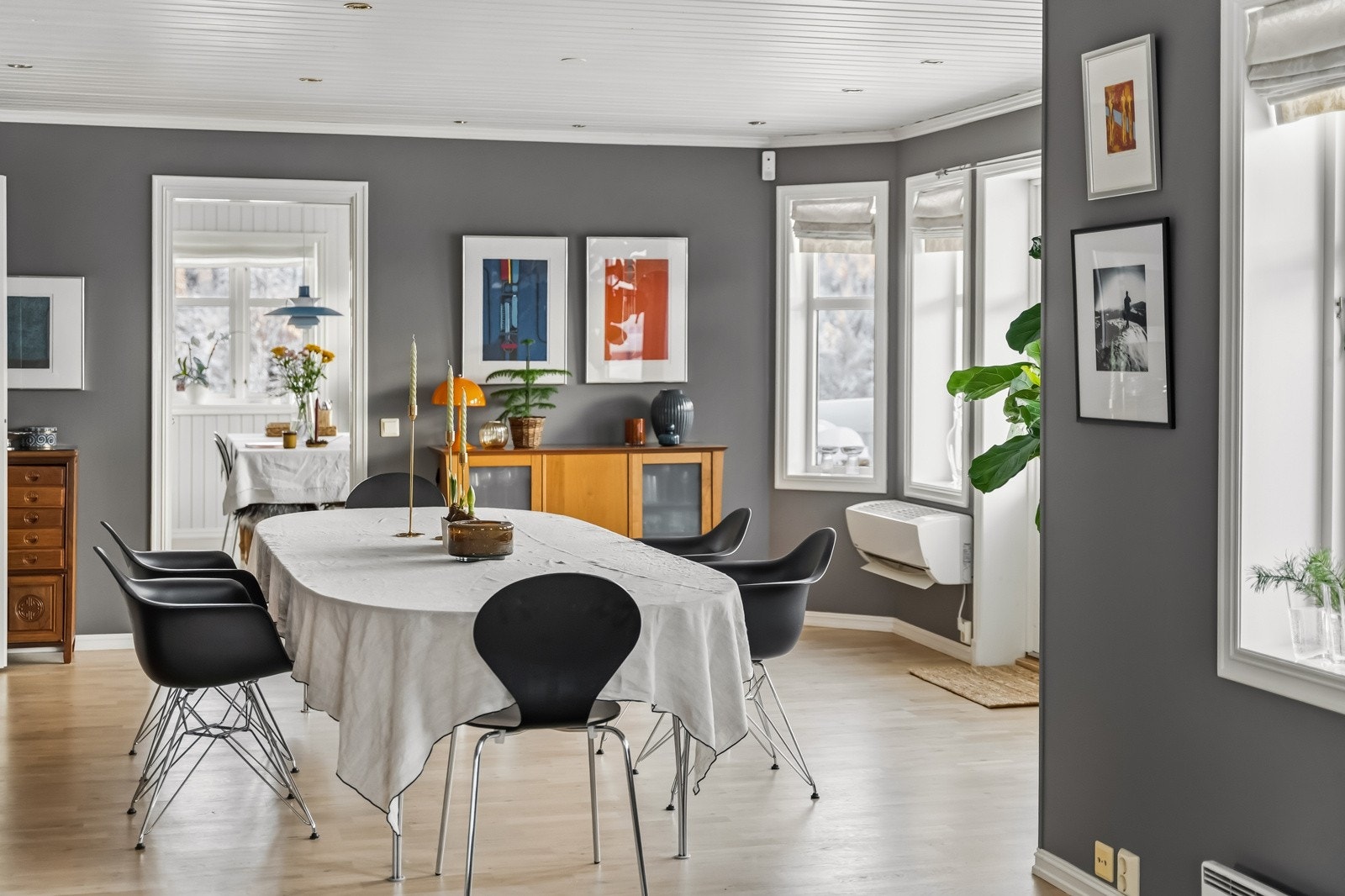 Spisestuen er naturlig plassert mot kjøkkenet. Galleribilde