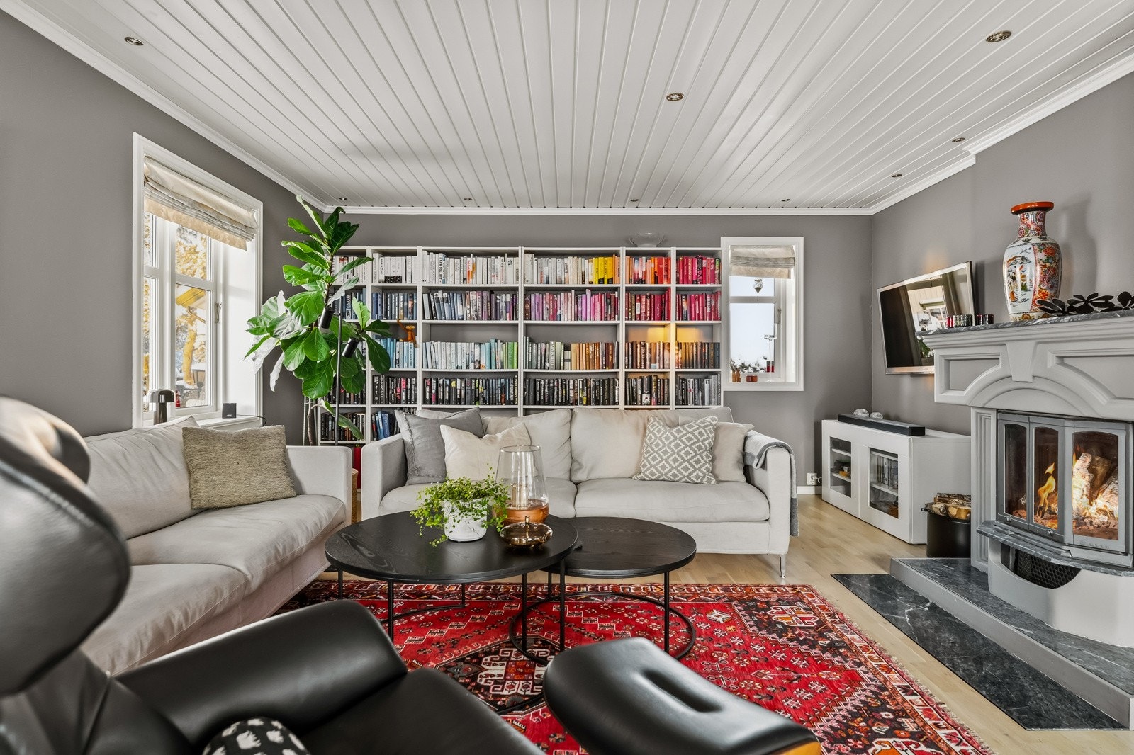 Stuen er delt opp i to ulike soner, og har plass til både sofagruppe med tilhørende tv-møblement og en stor spisestue. Galleribilde