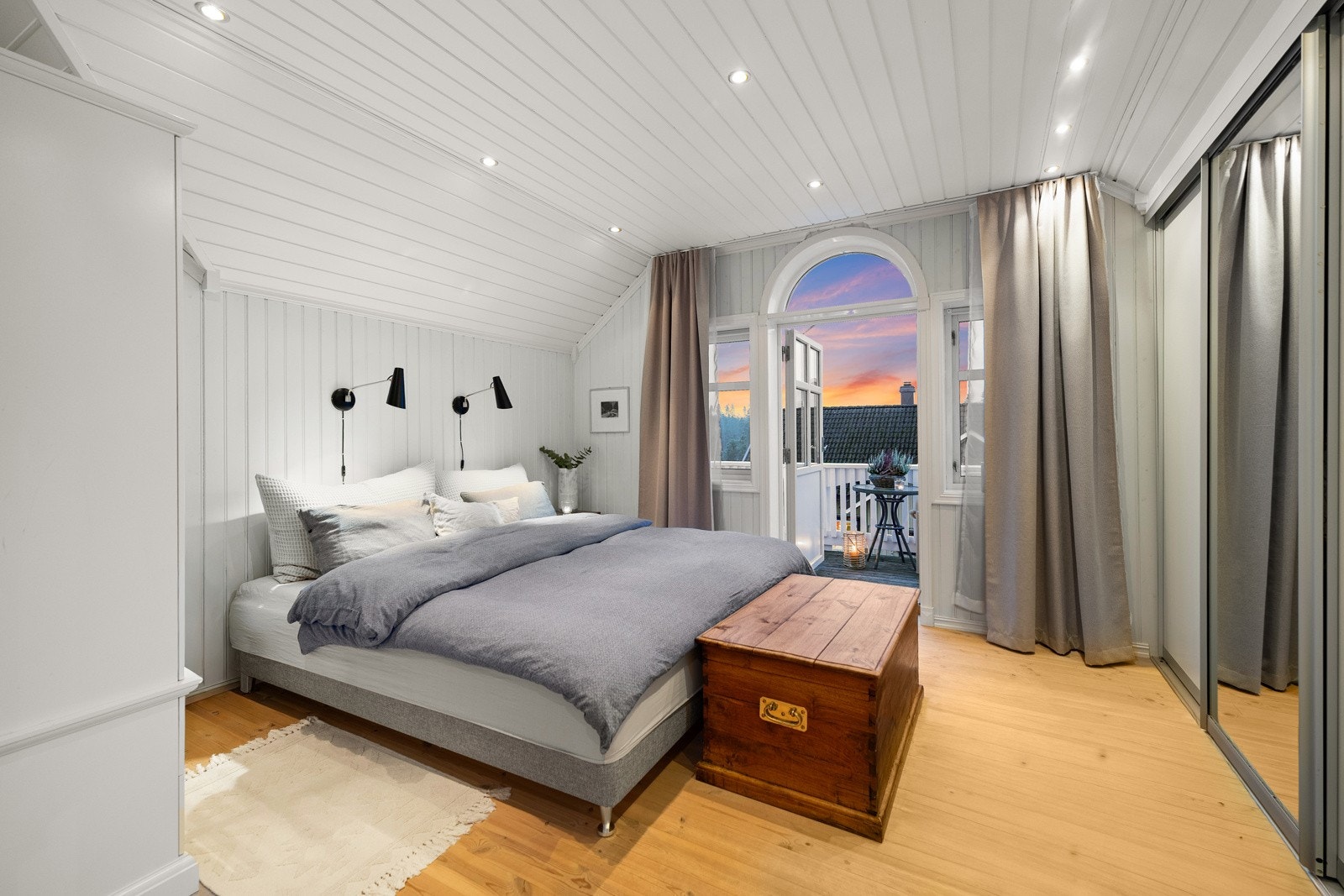 I boligen er det fire soverom, som alle ligger i 2. etasje. Hovedsoverommet har god takhøyde og medfølgende garderobeskap. Galleribilde