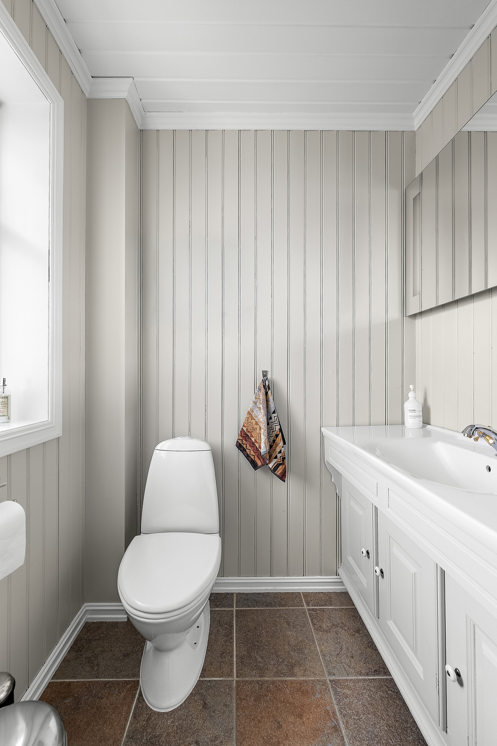 I tilknytning til entréen er det et separat toalettrom. Galleribilde