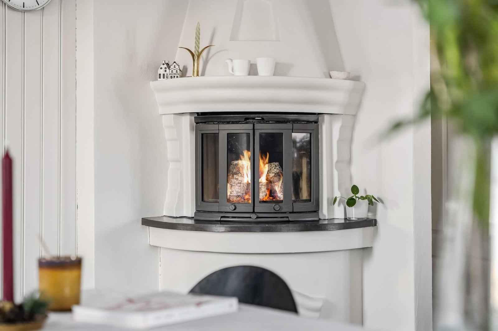 Rommet har peis med innsats. Galleribilde