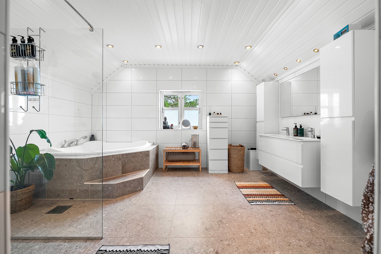 I 2. etasje er det et stort bad som ble pusset opp i 2022 med nye overflater (flis på flis), ny servant, toalett og dusj. Galleribilde