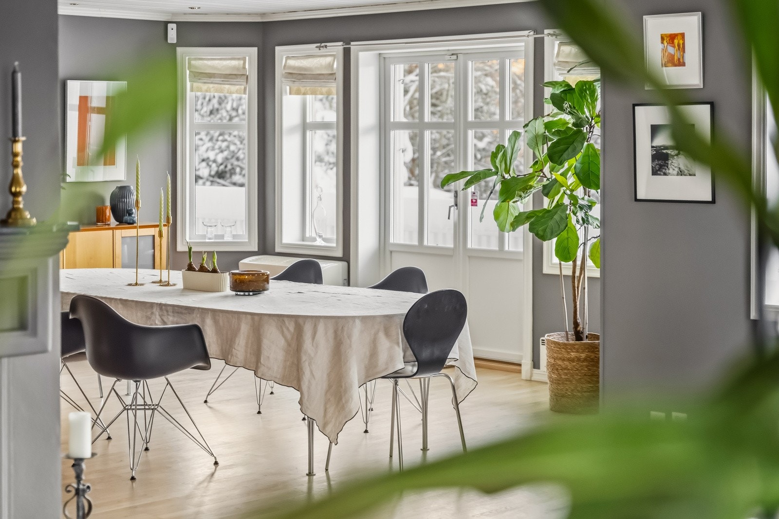 I spisestuen kan man dekke til mange gjester, og nåværende eiere har hatt mange hyggelige selskaper her. Galleribilde