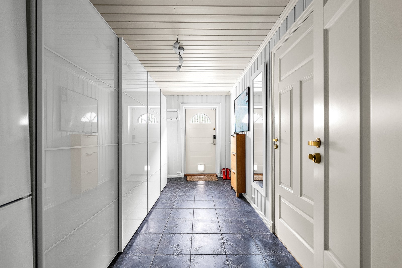 Kjelleren har egen inngang, og deler av kjelleren er tilrettelagt så man kan leie ut en del av sin egen bolig. Gangen er romslig med rikelig skapplass. Galleribilde