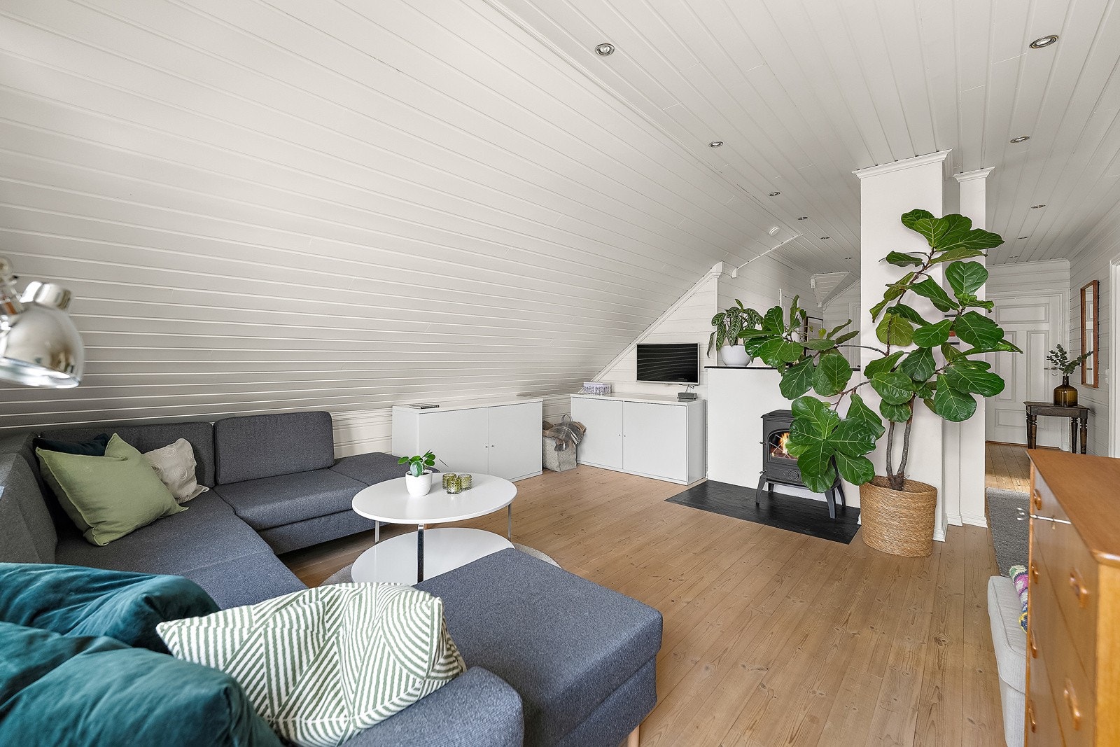 I 2. etasje er det også en koselig loftstue, praktisk for en stor famile. Peisovnen i rommet gir god varme på kalde dager. Galleribilde