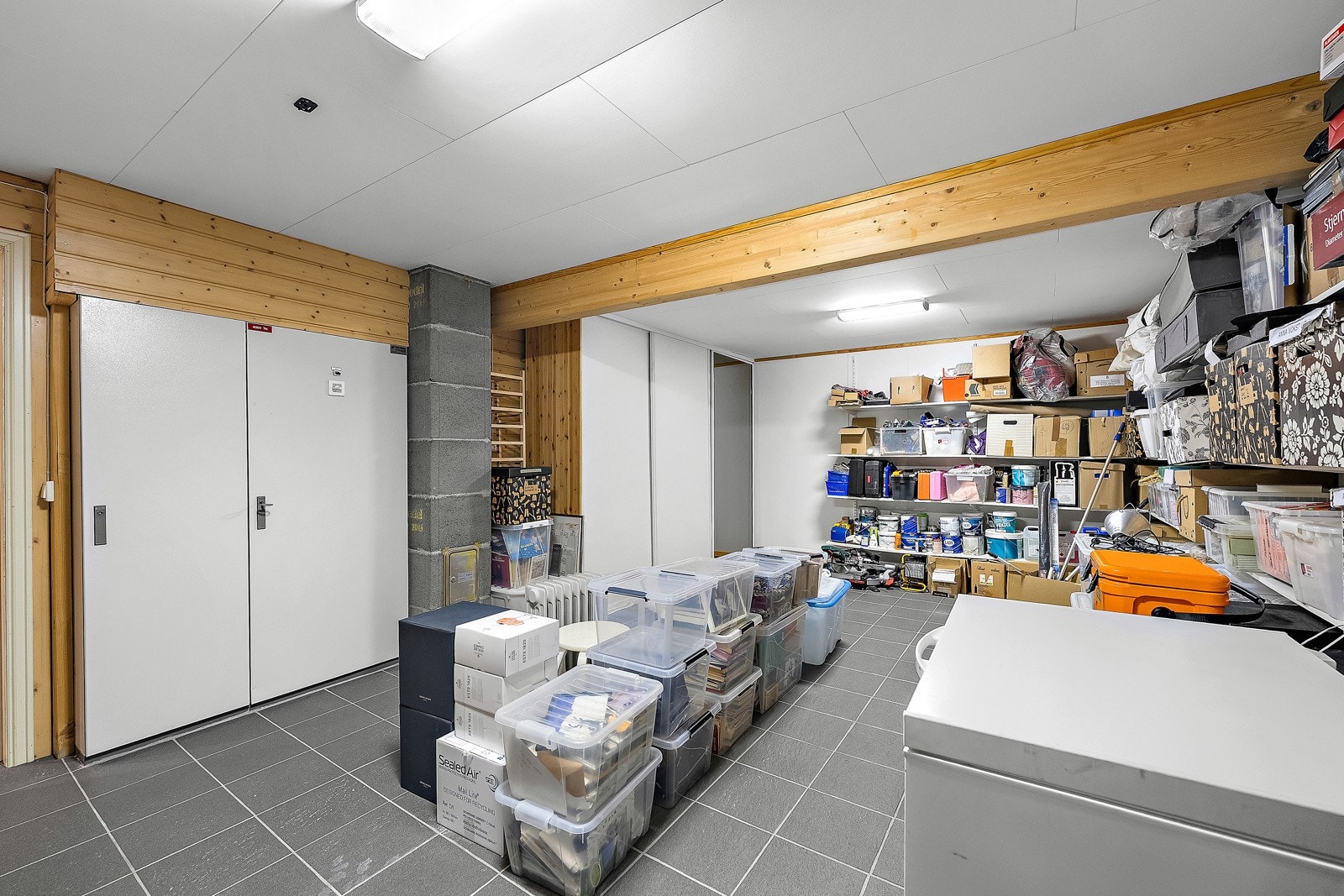 I kjelleren er det en stor bod med meget god lagringsplass. Her er det en skyvedørsgarderobe samt veggmonterte hyller. Galleribilde