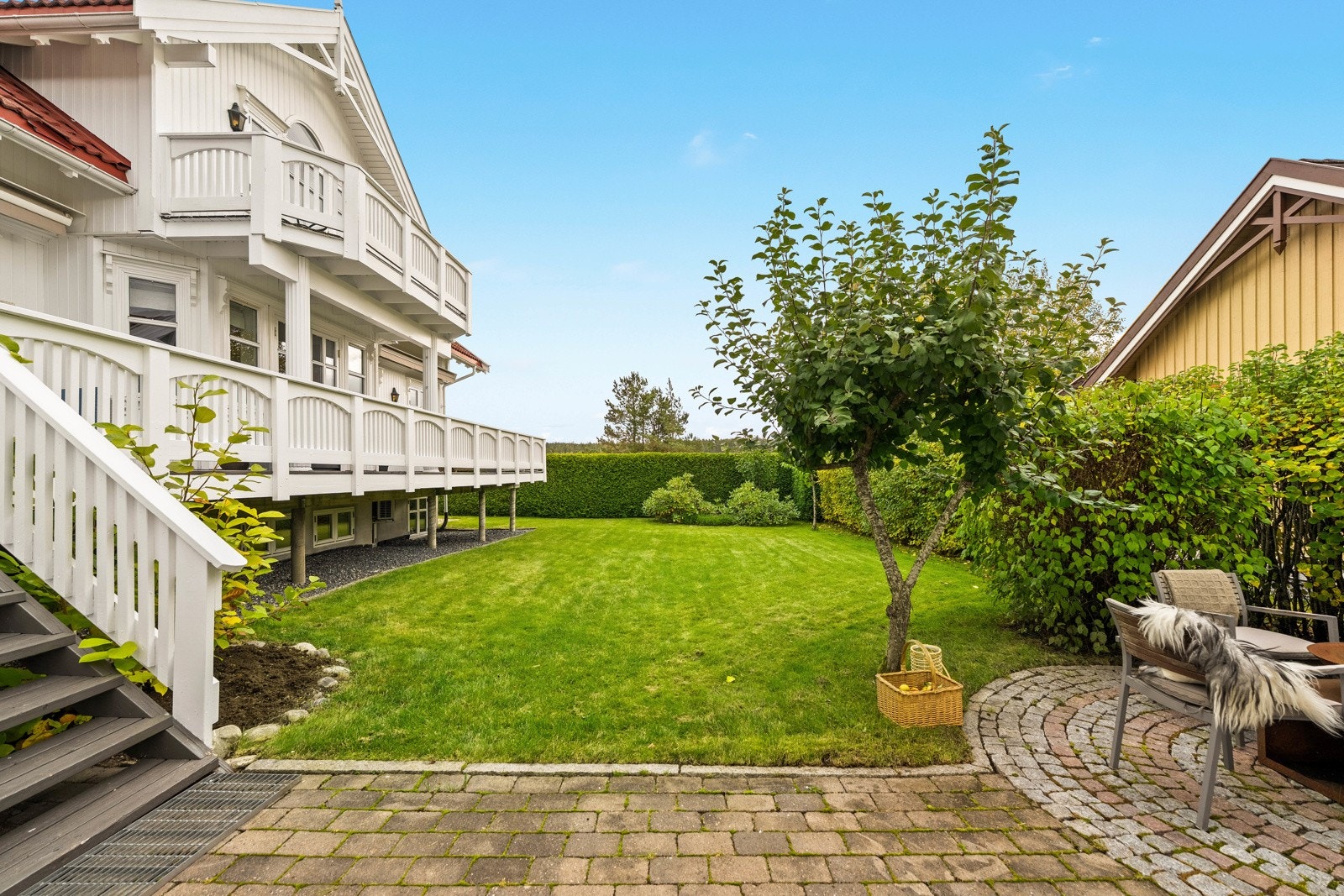 Hagen er romslig og er skjermet med hekk. Galleribilde