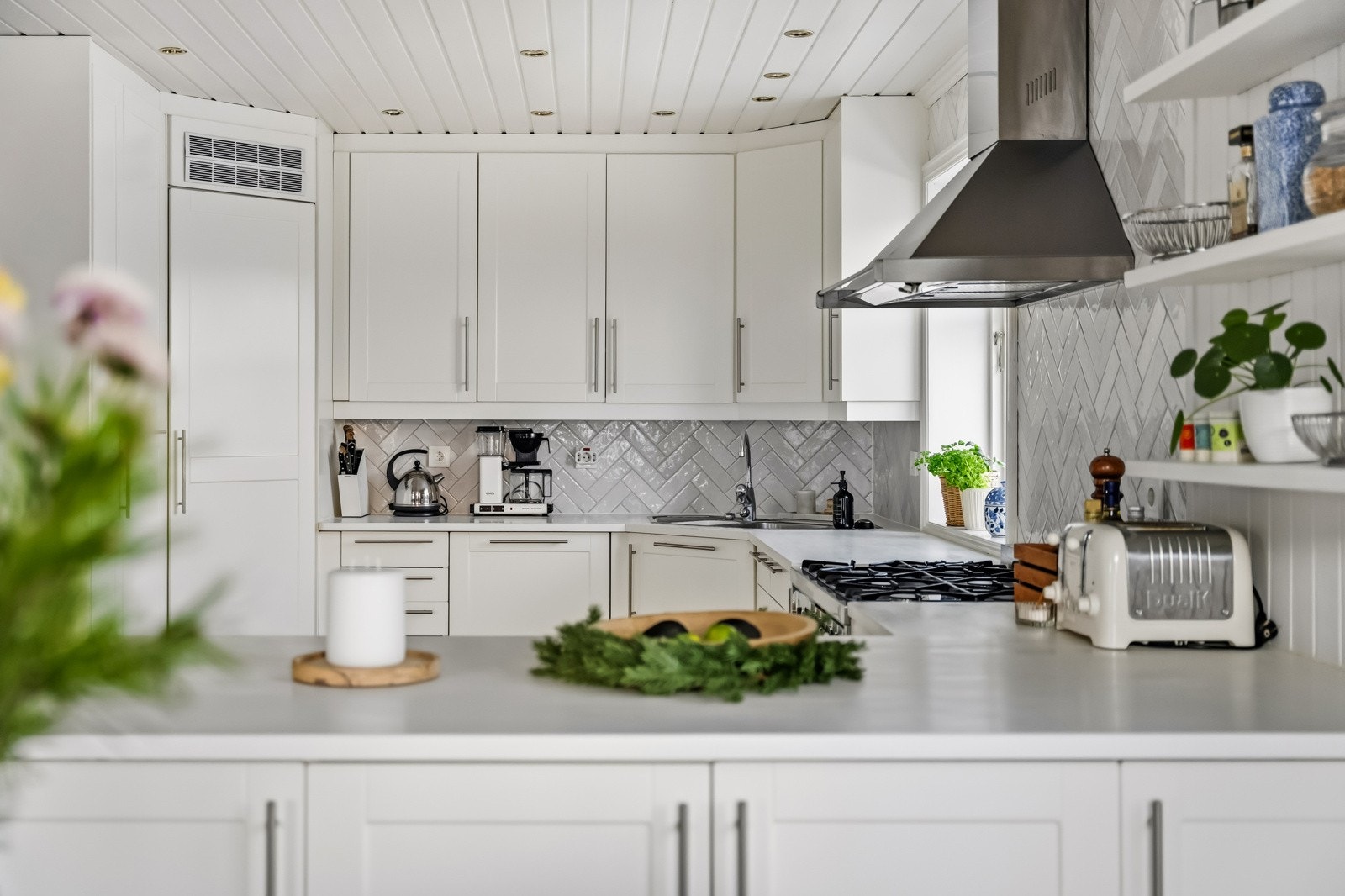 Her kan måltidet forberedes mens barna gjør lekser, eller gjestene nyter en apertiff. Galleribilde