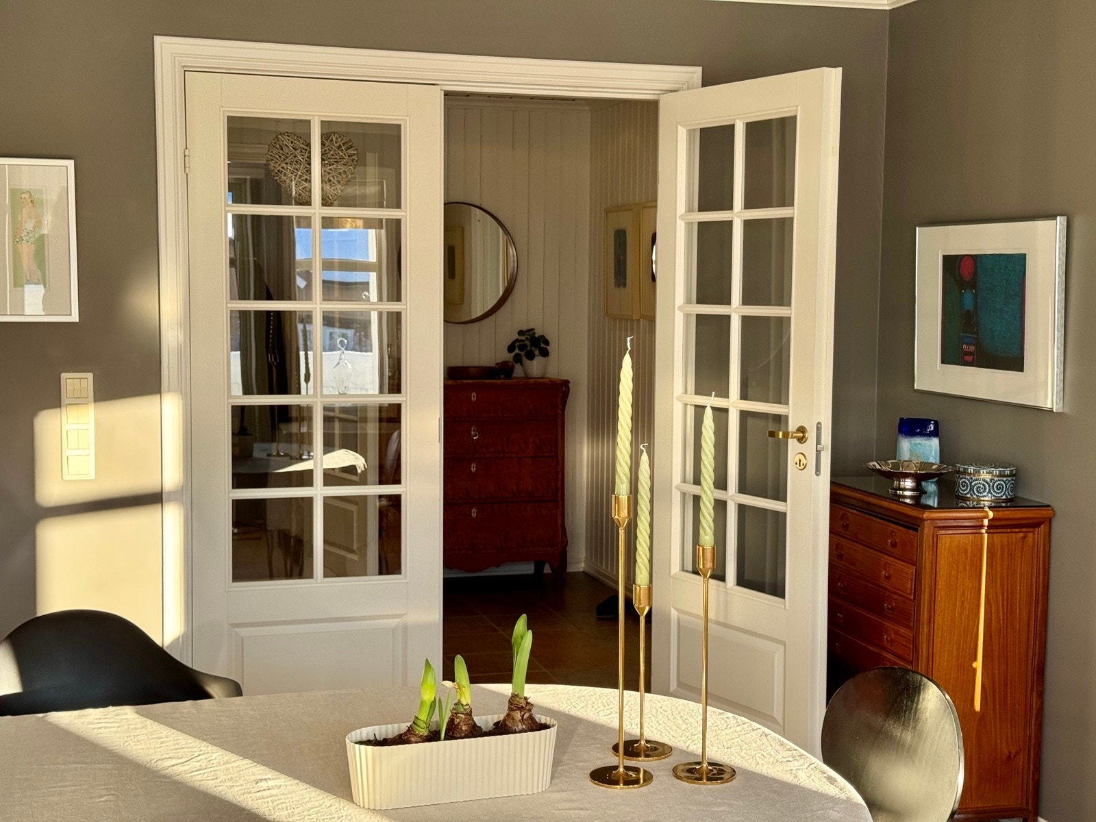 Solen følger døgnet, også inne. Her fra stuen via 2-fløyet dør til hallen (selgers eget bilde). Galleribilde