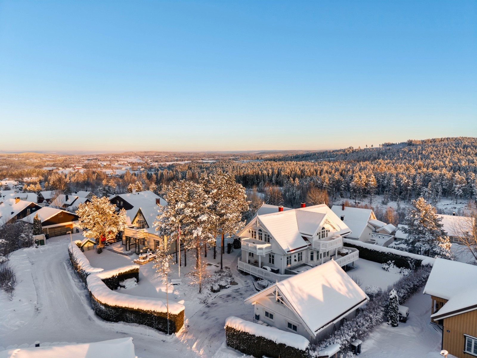 Eiendommen ligger fint til på Orderudfeltet i Sørumsand. Kjelleren har egen inngang, og i en del av kjelleren er det laget til en utleiedel som lovlig kan leies ut som en del av egen bolig. Galleribilde
