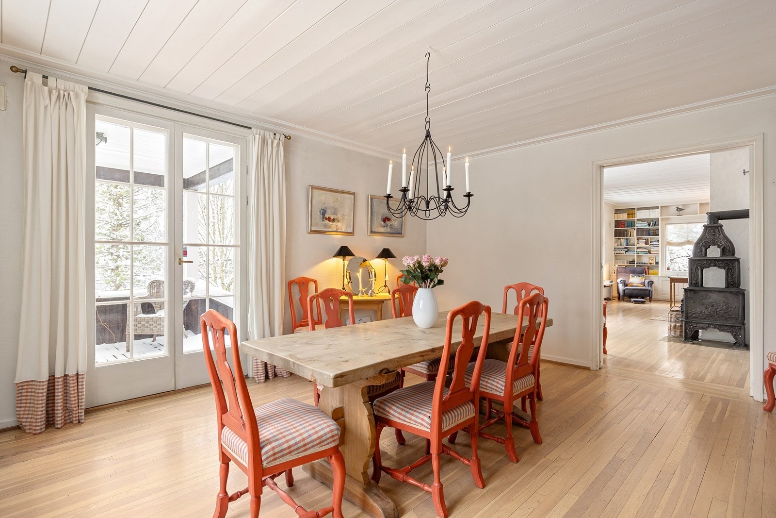 Flott spisestue med utgang til hage. Galleribilde