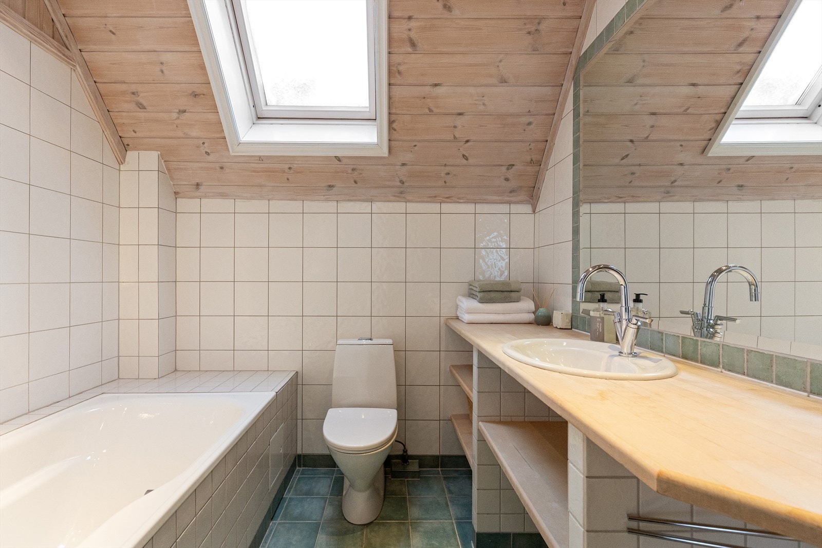 Flislagt baderom, oppgradert i 2001. Galleribilde