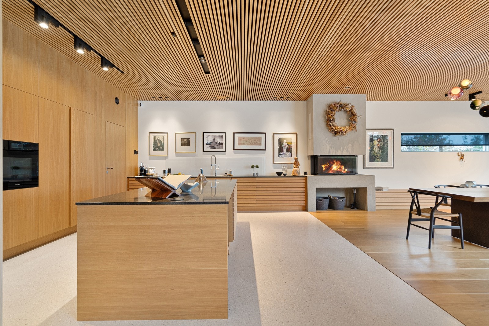 Velutstyrt og eksklusivt kjøkken med innredning fra Svane med alt av Miele hvitevarer Galleribilde