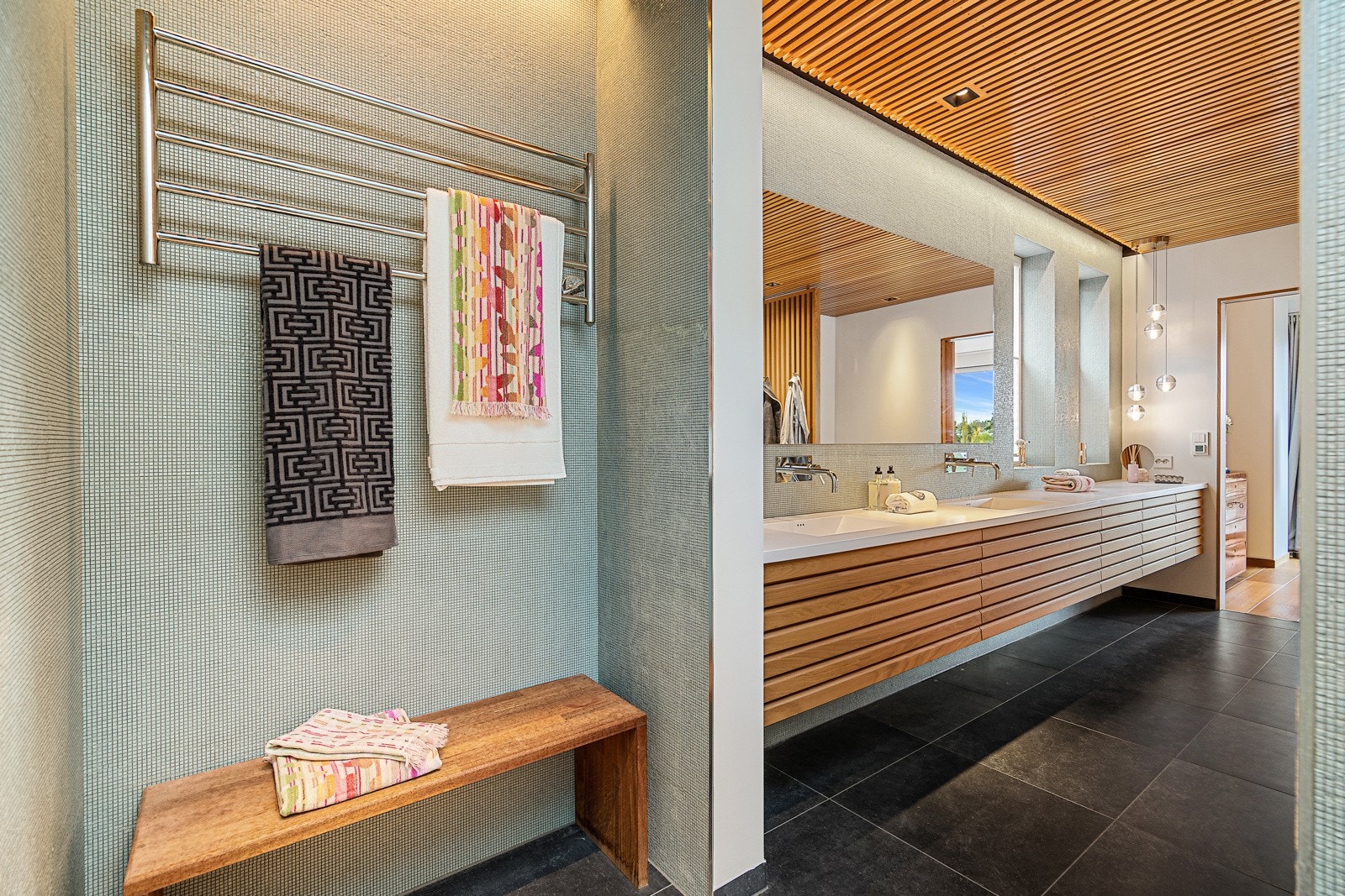 Bella fliser på gulv og meget kostbare microfliser i dusjsonen Galleribilde