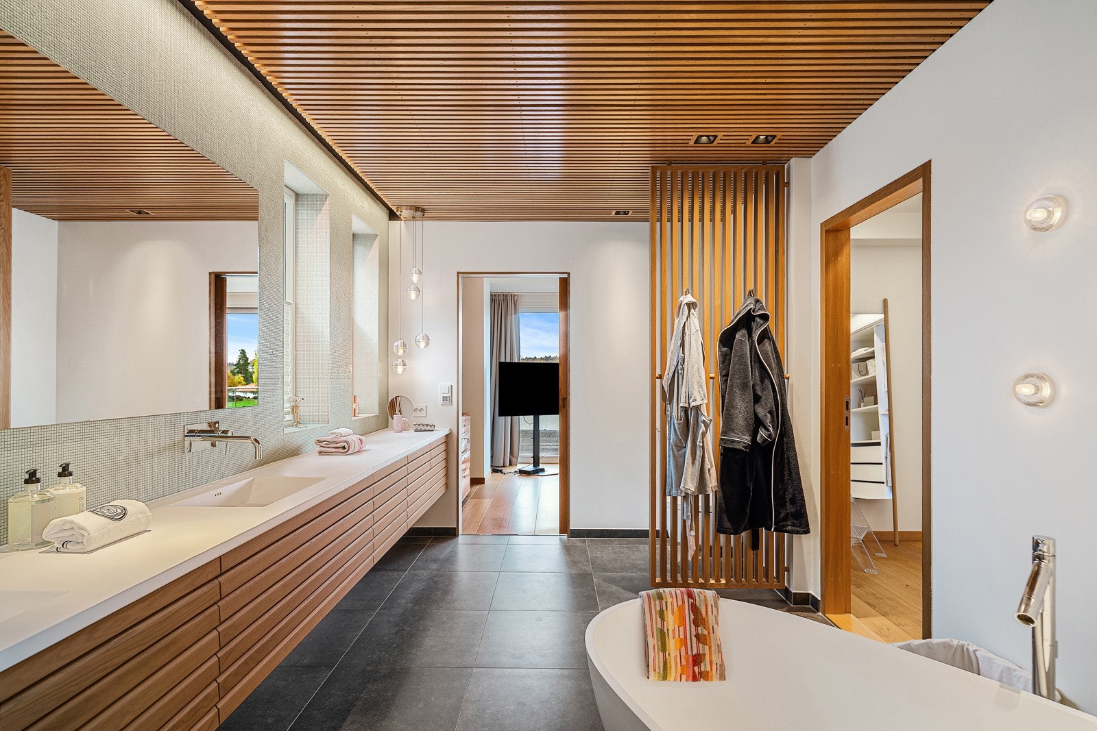 Lekkert hovedbad med innredning fra Svane og blandebatteri fra Tapwell med innebygget lekkasjesikring. Galleribilde