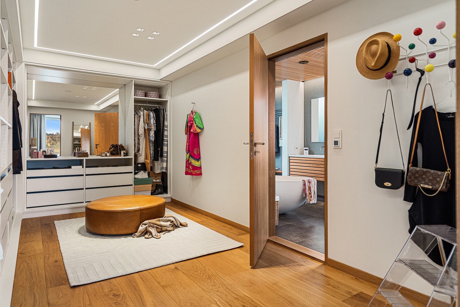 Stor walk in garderobe - legg merke til belysning i taket levert av Exponova Galleribilde