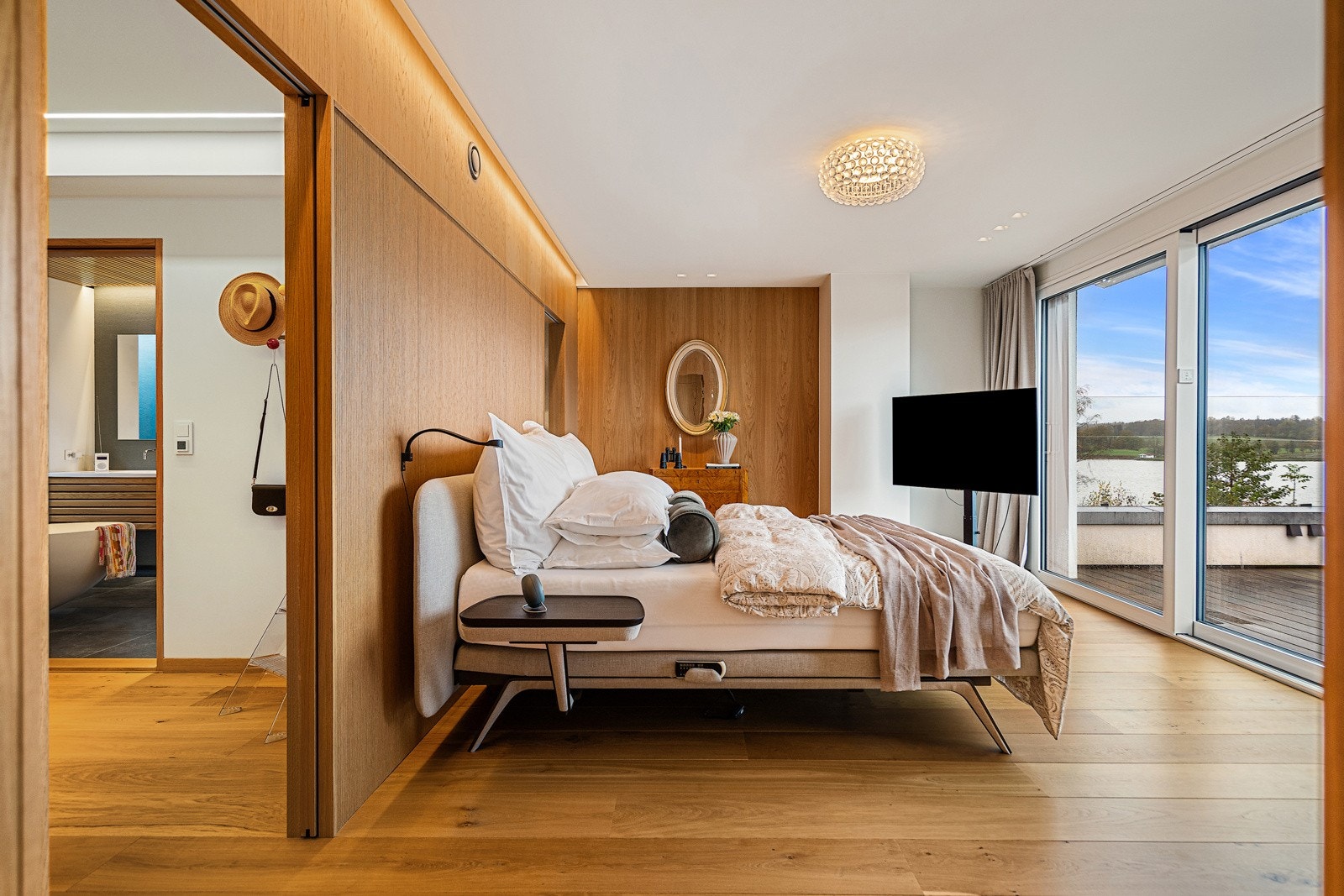 Hovedsoverom med nydelig utsikt, eget bad og stor walk in garderobe Galleribilde