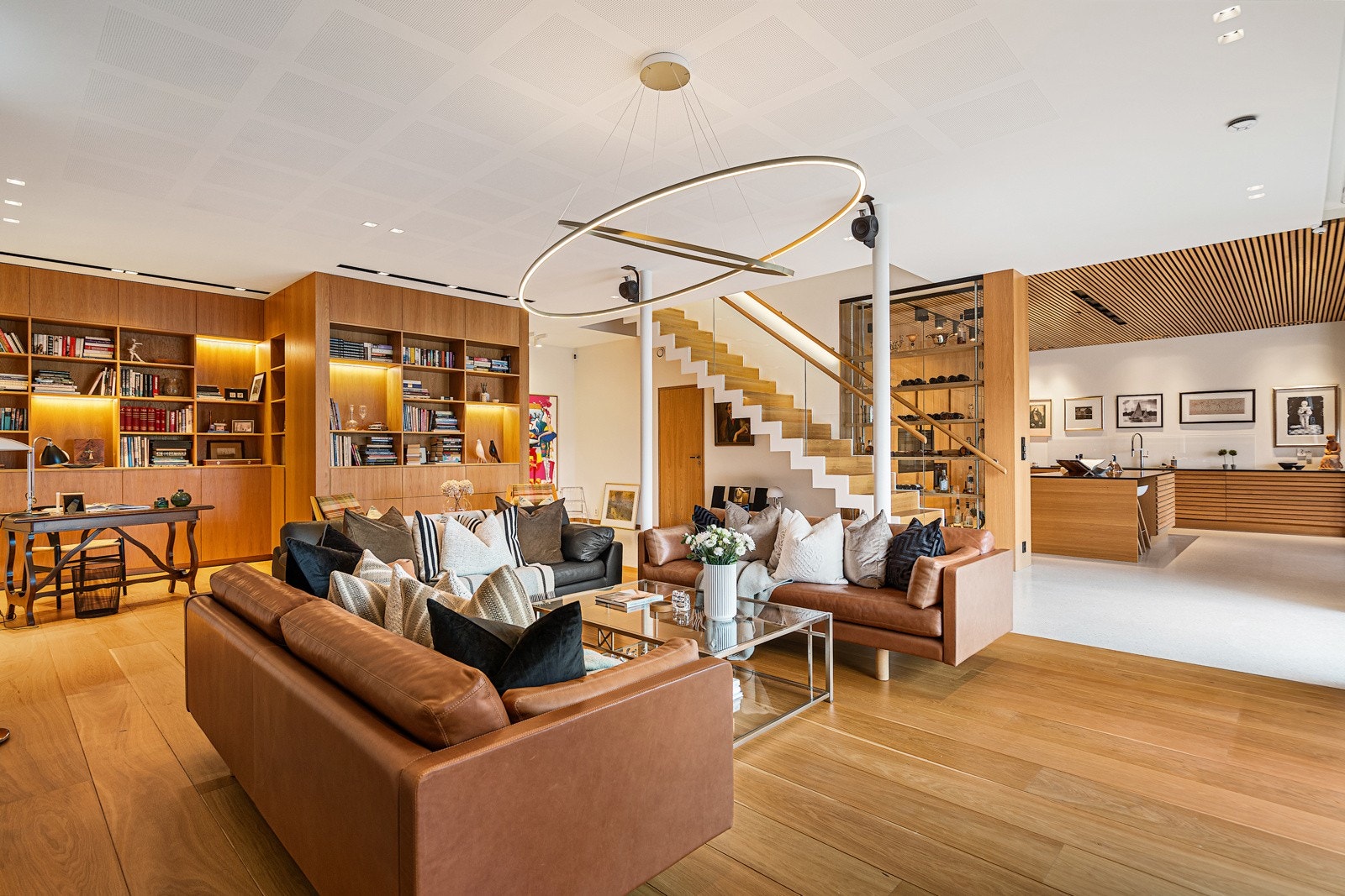 Stuen har plassbygget seksjon fra møbbelsnekker Lien og Lian AS Galleribilde