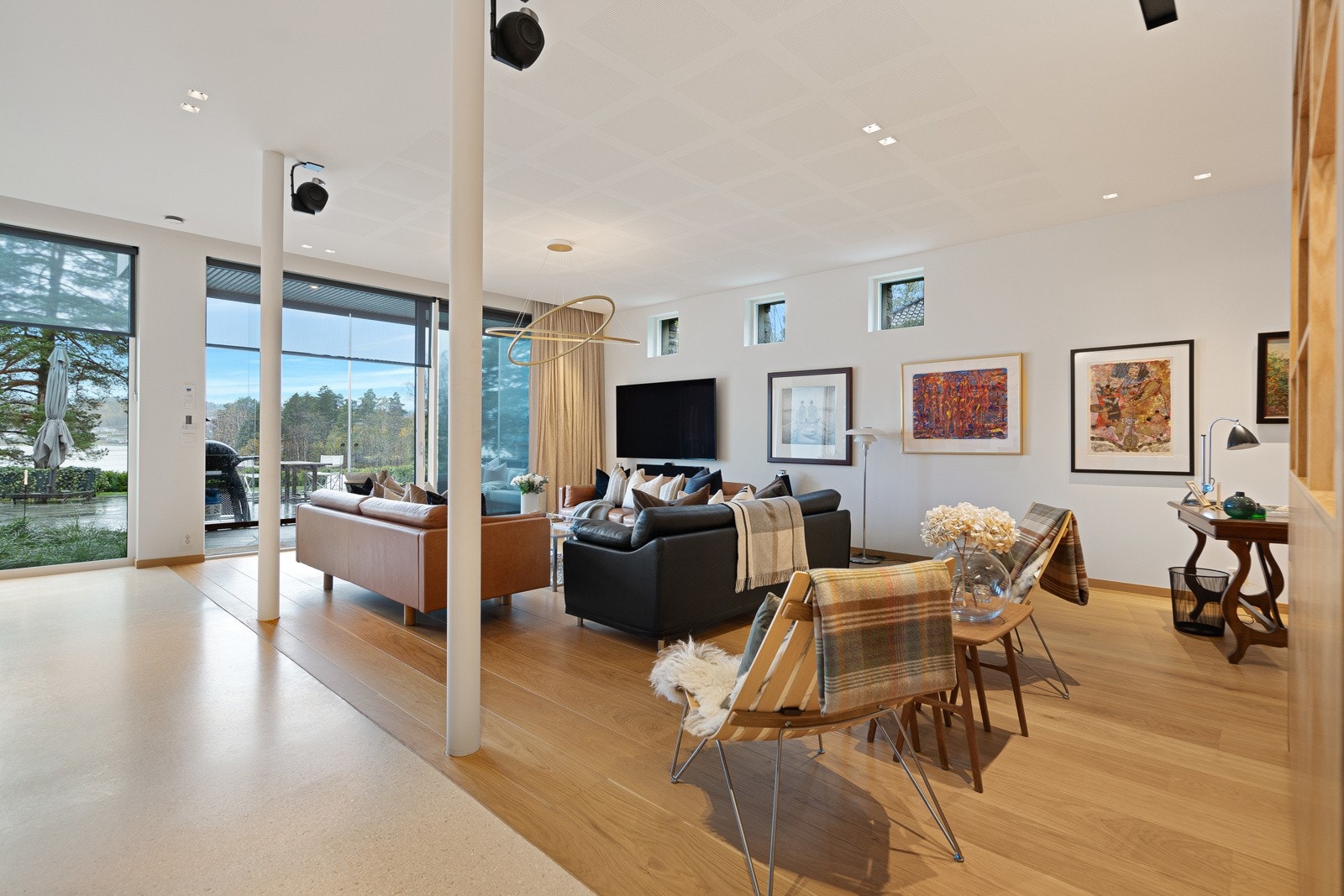 Lys og åpen stue med utgang til både skiferballagt terrasse samt innglasset terrasse Galleribilde