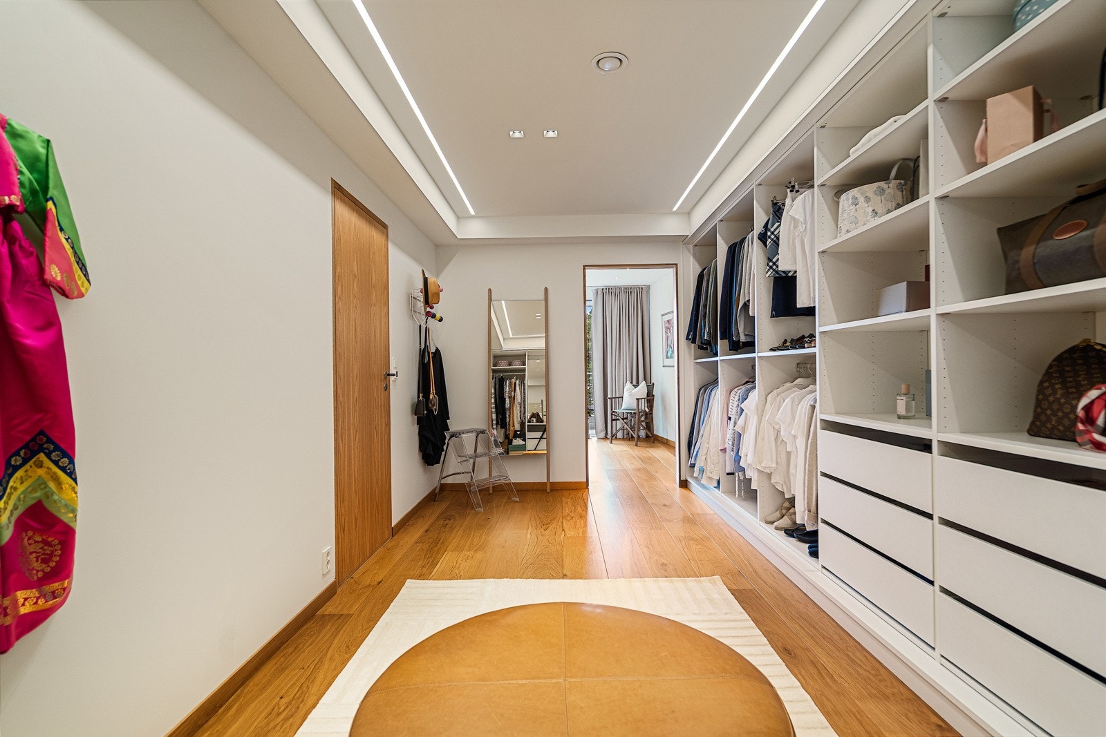 Stor walk in garderobe - legg merke til belysning i taket levert av Exponova Galleribilde